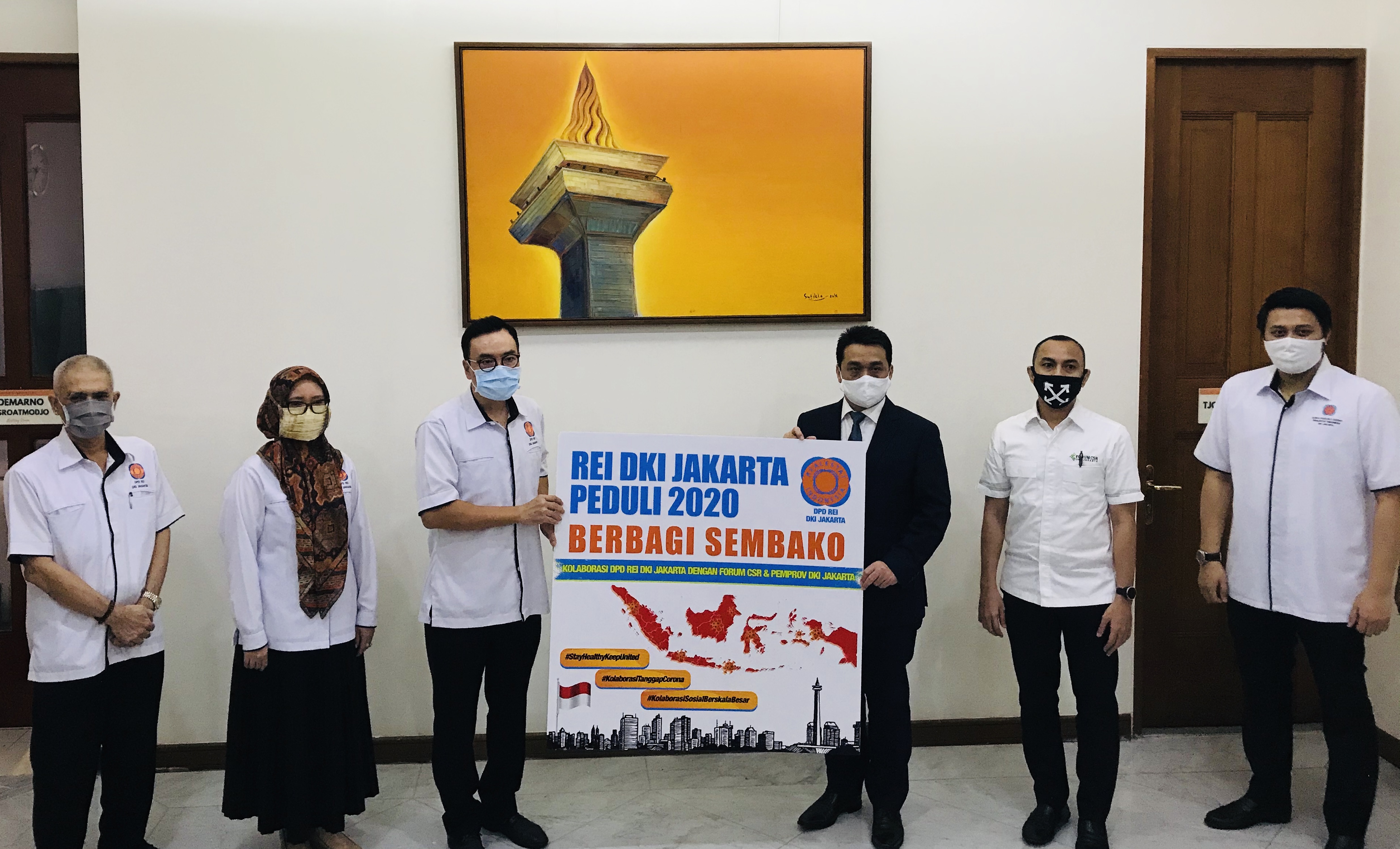  Wakil Gubernur DKI Jakarta Ahmad Riza Patria saat menerima bantuan sembako dari dari Ketua DPD REI DKI Jakarta Arvin F Iskandar.