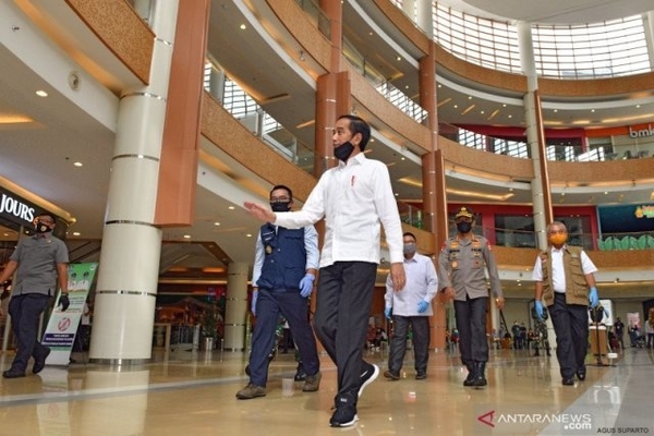 Presiden Joko Widodo didampingi Gubernur Jawa Barat Ridwan Kamil, Panglima TNI dan Kapolri di Mal Summarecon Bekasi 