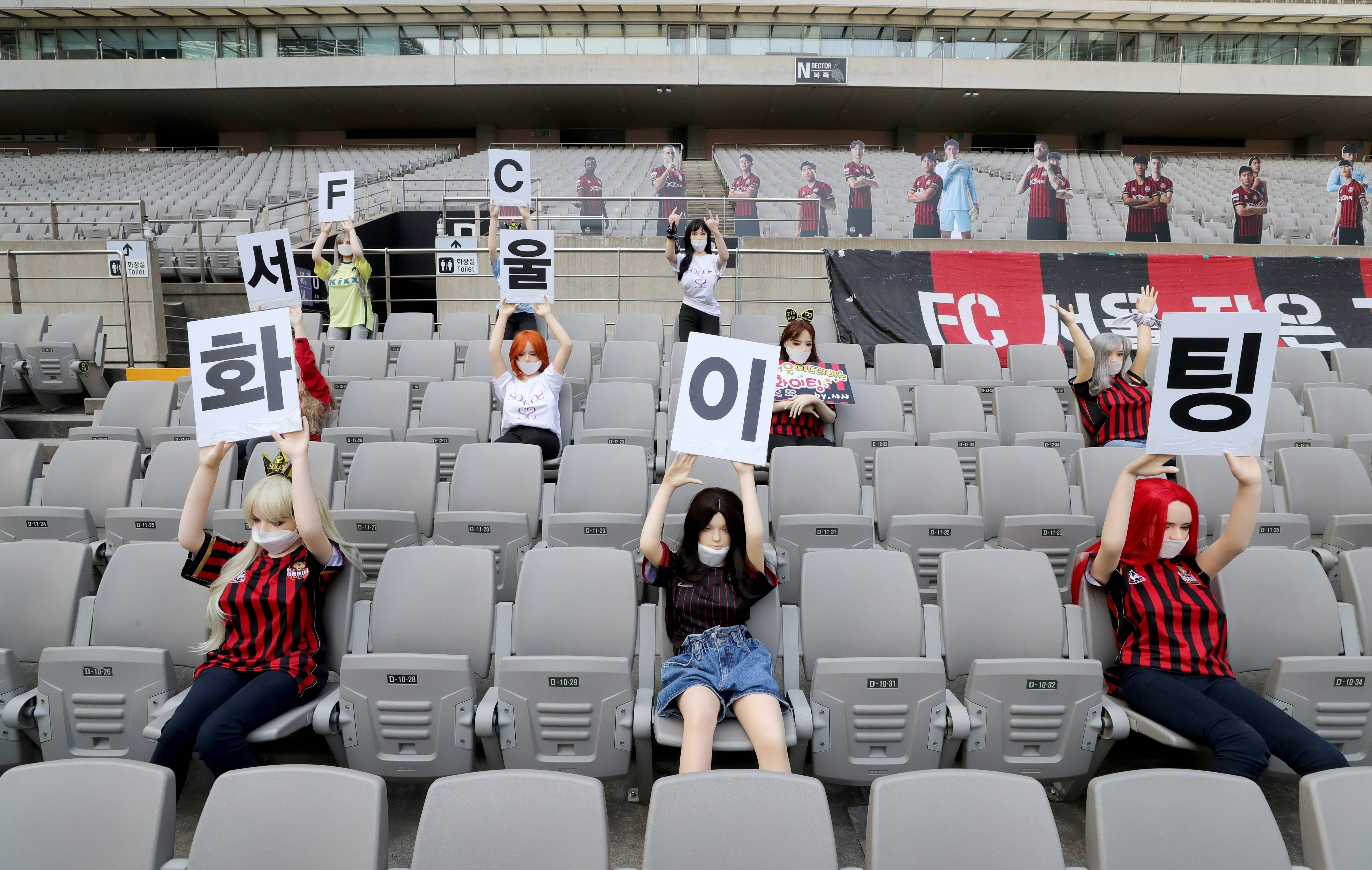  FC Seoul didenda 100 juta won karena memajang boneka seks saat laga FC Seoul melawan Gwangju pada Minggu (17/5)