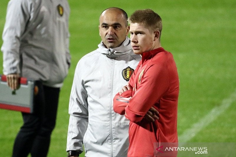 Pelatih kepala tim nasional Belgia Roberto Martinez (kiri) berbincang dengan gelandang serang Kevin de Bruyne dalam sesi latihan di Tubize.