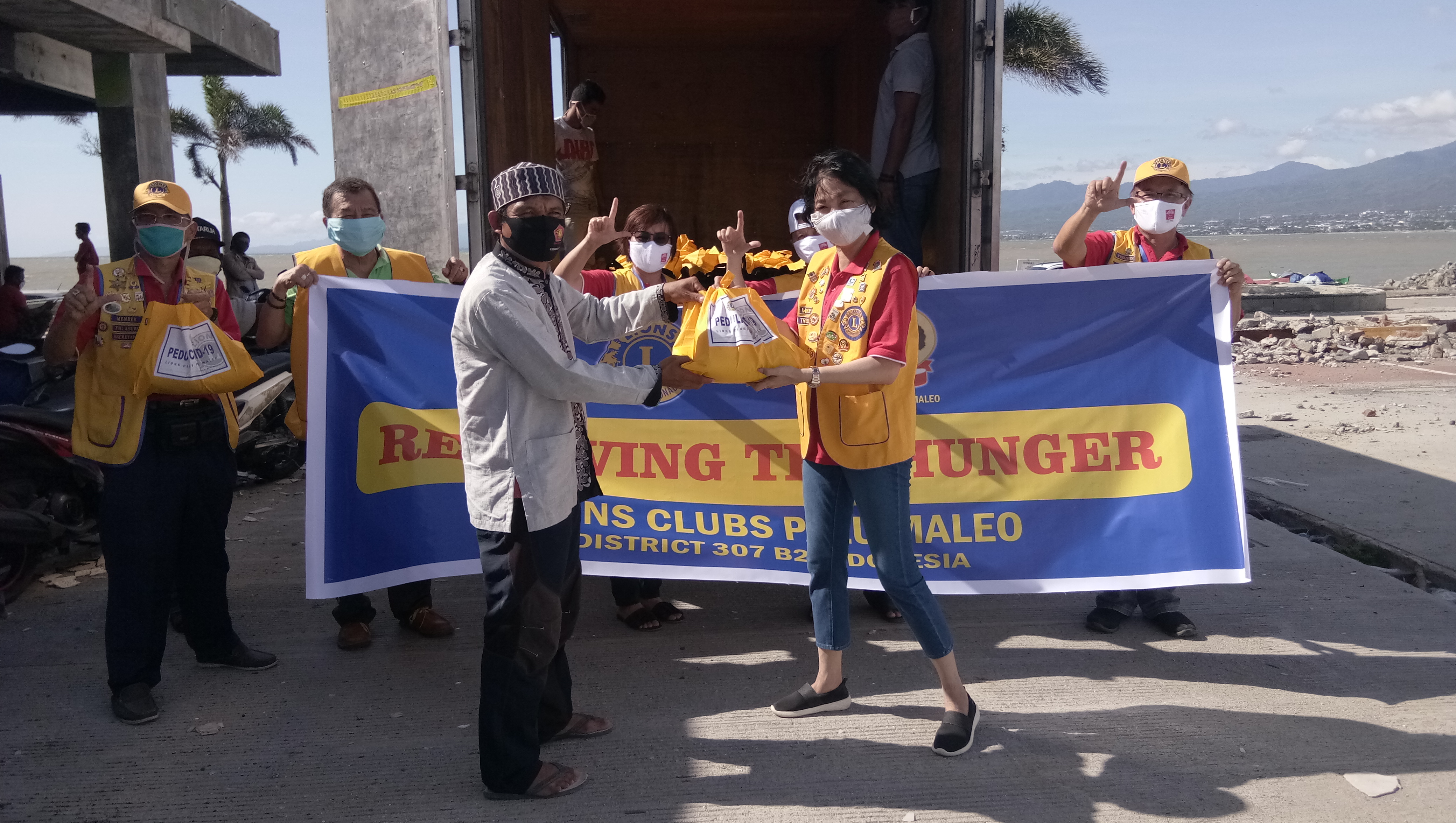 Perhimpunan Indonesia Tionghoa Sulawesi Tengah bersama Lions Club Maleo memberikan bansos kepada nelayan di Teluk Palu.
