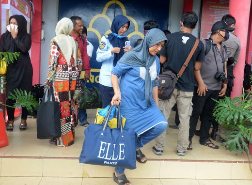 Seorang napi perempuan menenteng barang bawaanya saat berlangsung pembebasan di LP Kelas III Lhoknga, Aceh, Senin (6/4/2020). 