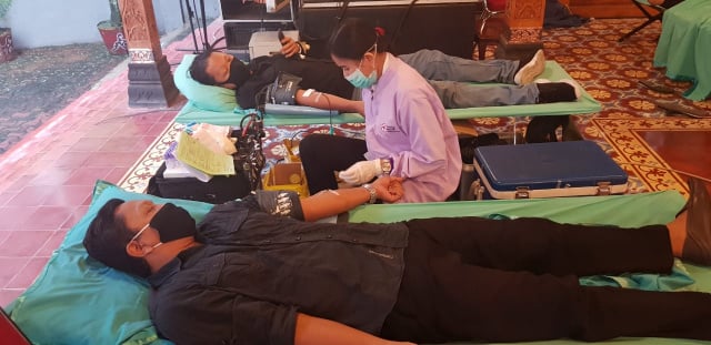 PMI Surakarta berhasil menambah stok darah dengan aksi 10 hari donor darah diselenggarakan di Loji Gandrung.