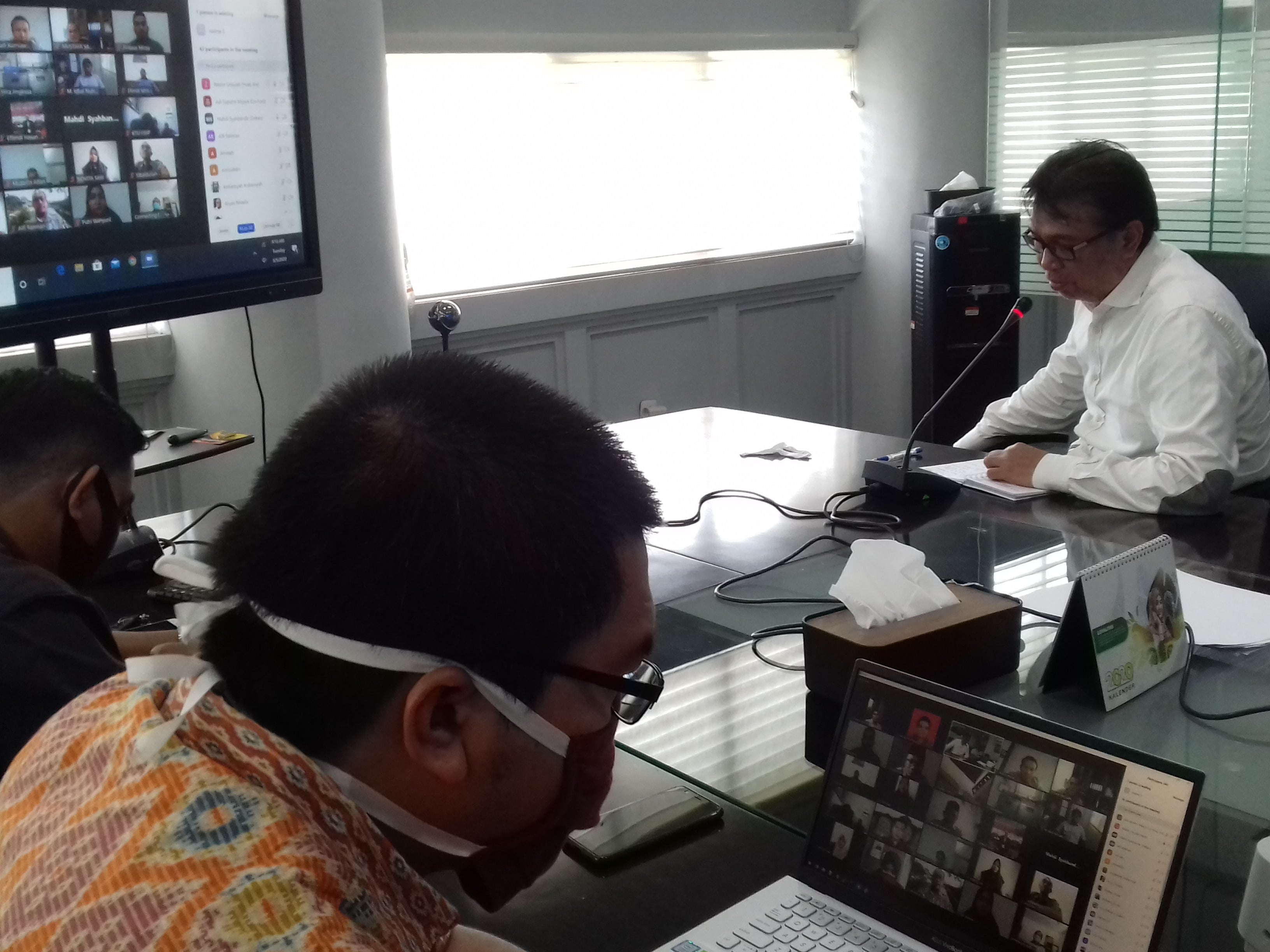 Rektor Unsyiah, Samsul Rizal, saat Safari Ramadan dengan Fakultas Ilmu Sosial Politik, melalui telekonferensi  di ruang kerja, Selasa (5/5).