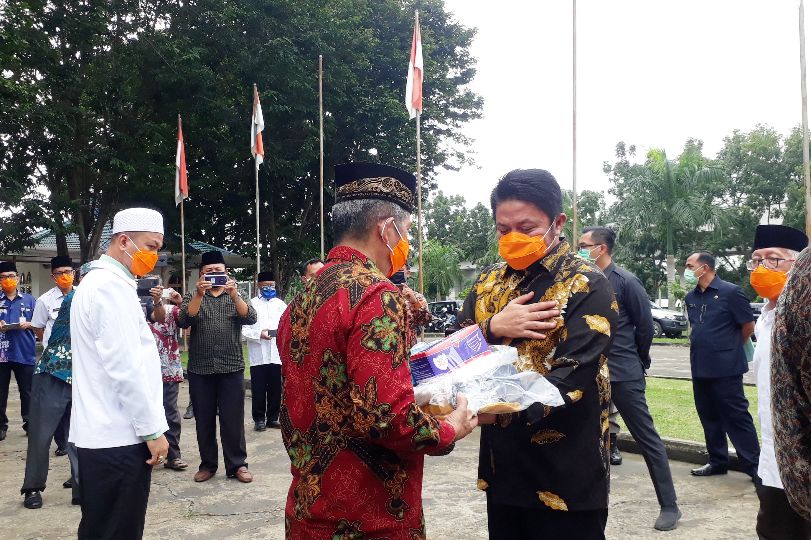 Gubernur Sumsel Herman Deru menyerahkan bantuan APD kepada para petugas pemakaman di 17 kabupaten/kota.