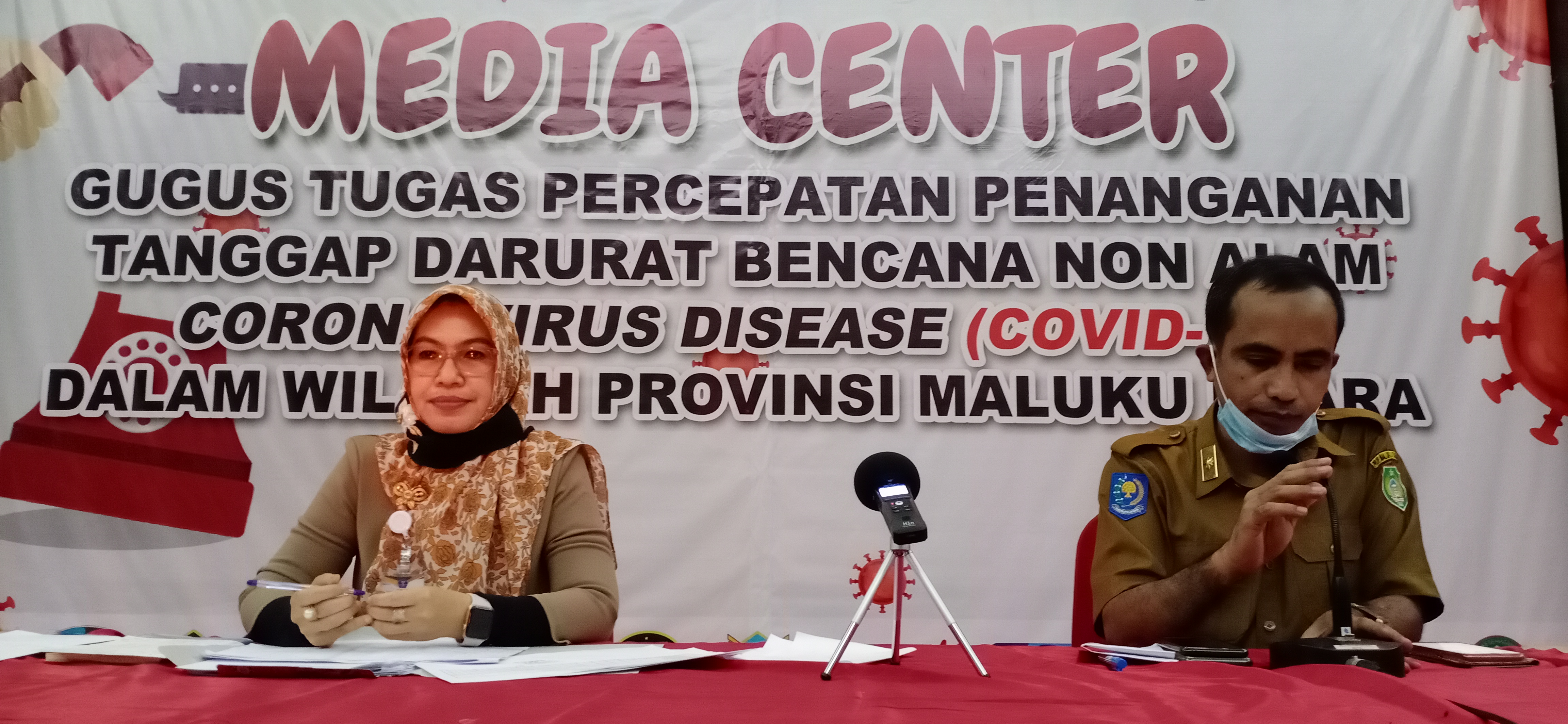 Juru Bicara Covid-19 Provinsi Maluku Utara dr Alwia Sagaf dan Koordinator Humas Covid-19 Mulyadi Tutupoho