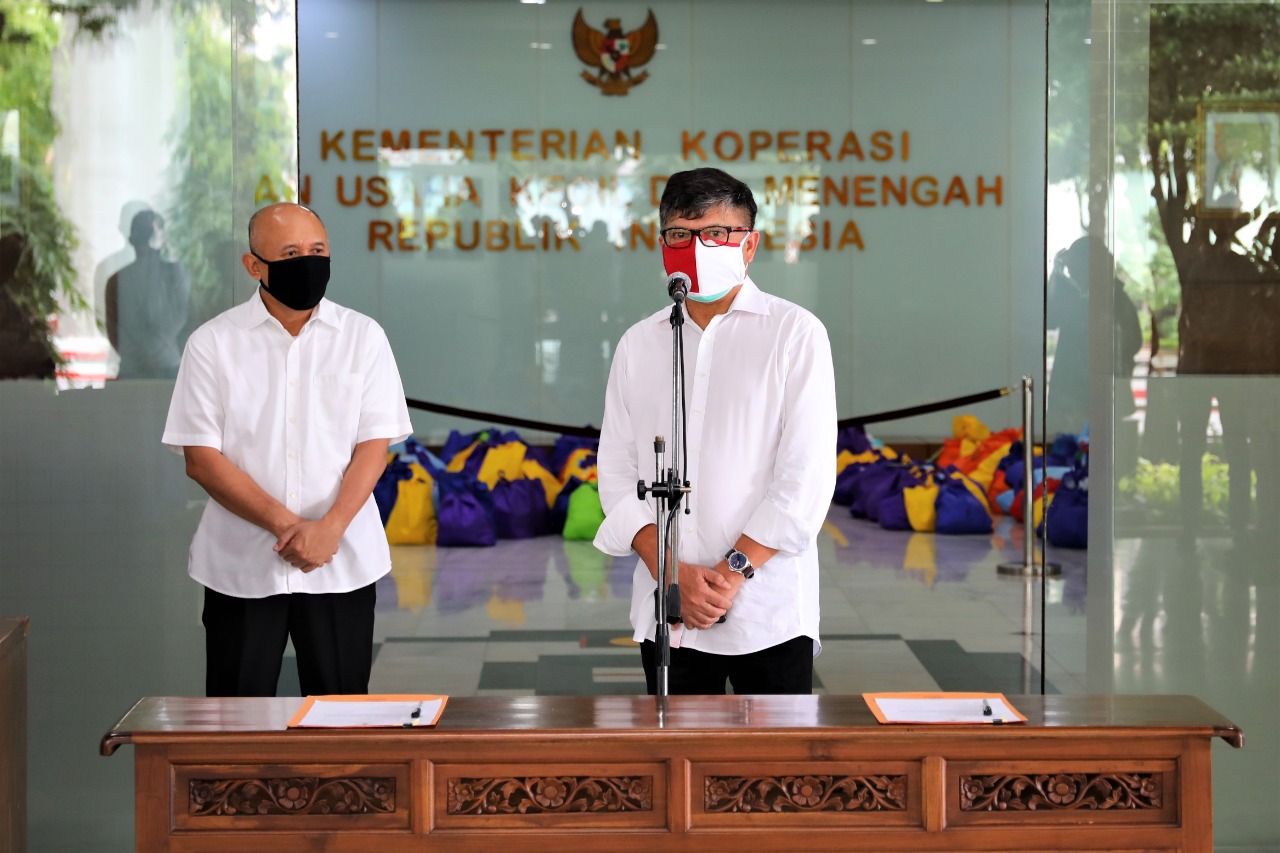 MenkopUKM Teten Masduki (kiri).