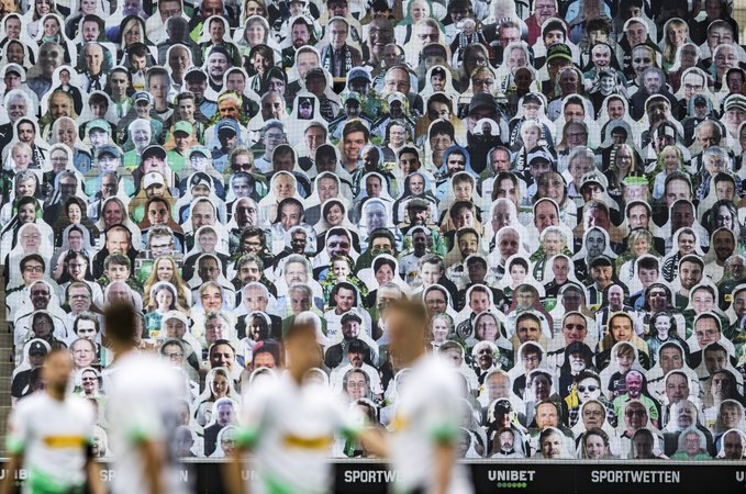 Para pendukung yang terbuat dari kardus hadir di laga kandang Borussia Moenchengladbach.