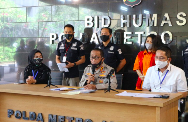 Kepala Bidang Humas Polda Metro Jaya, Kombes Pol Yusri Yunus (tengah) pimpin jumpa pers pengungkapan kasus video porno mirip artis Syahrini 