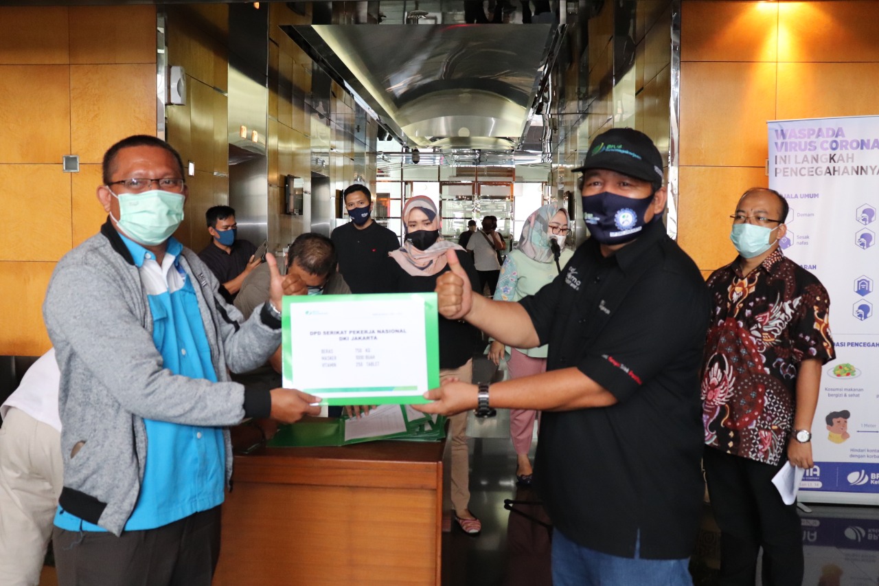 Peringati Hari buruh Internasional 2020 atau May Day menggalang bakti sosial.  