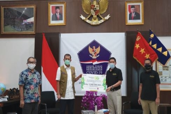 Dirut PT Pegadaian (Persero) Kuswiyoto (kedua dari kanan) serahkan donasi sebesar Rp2 miliar kepada Kepala BNPB Doni Monardo di Jakarta