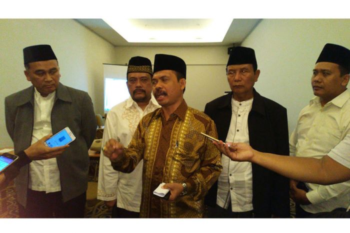 Ketua Umum Dewan Pengurus Pusat Ikatan Pesantren Indonesia (DPP IPI), KH. Zaini Ahmad S.RK (tengah).