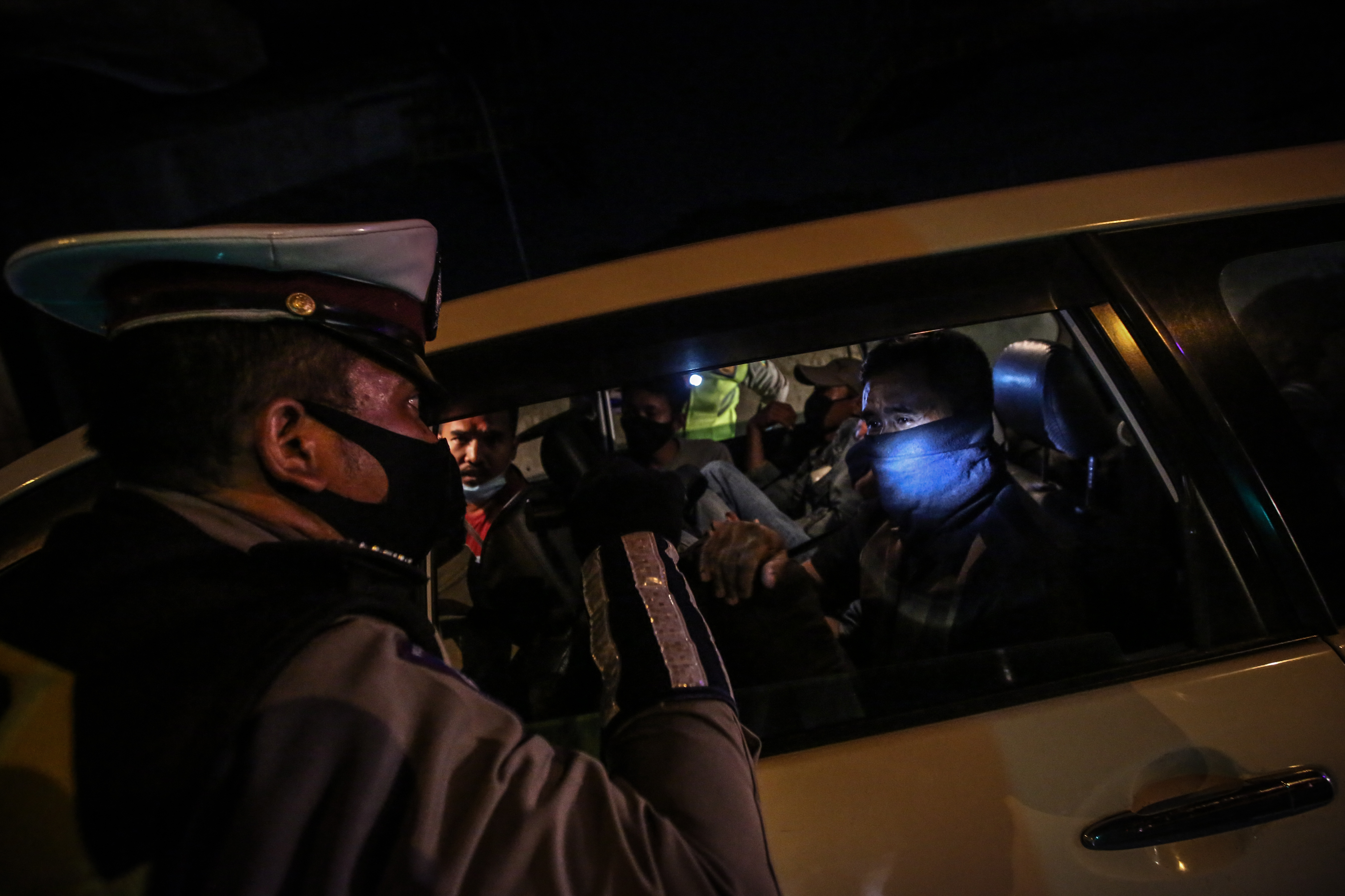 Petugas gabungan memeriksa penumpang kendaraan pribadi dan travel yang akan keluar Jakarta saat Operasi Ketupat 2020