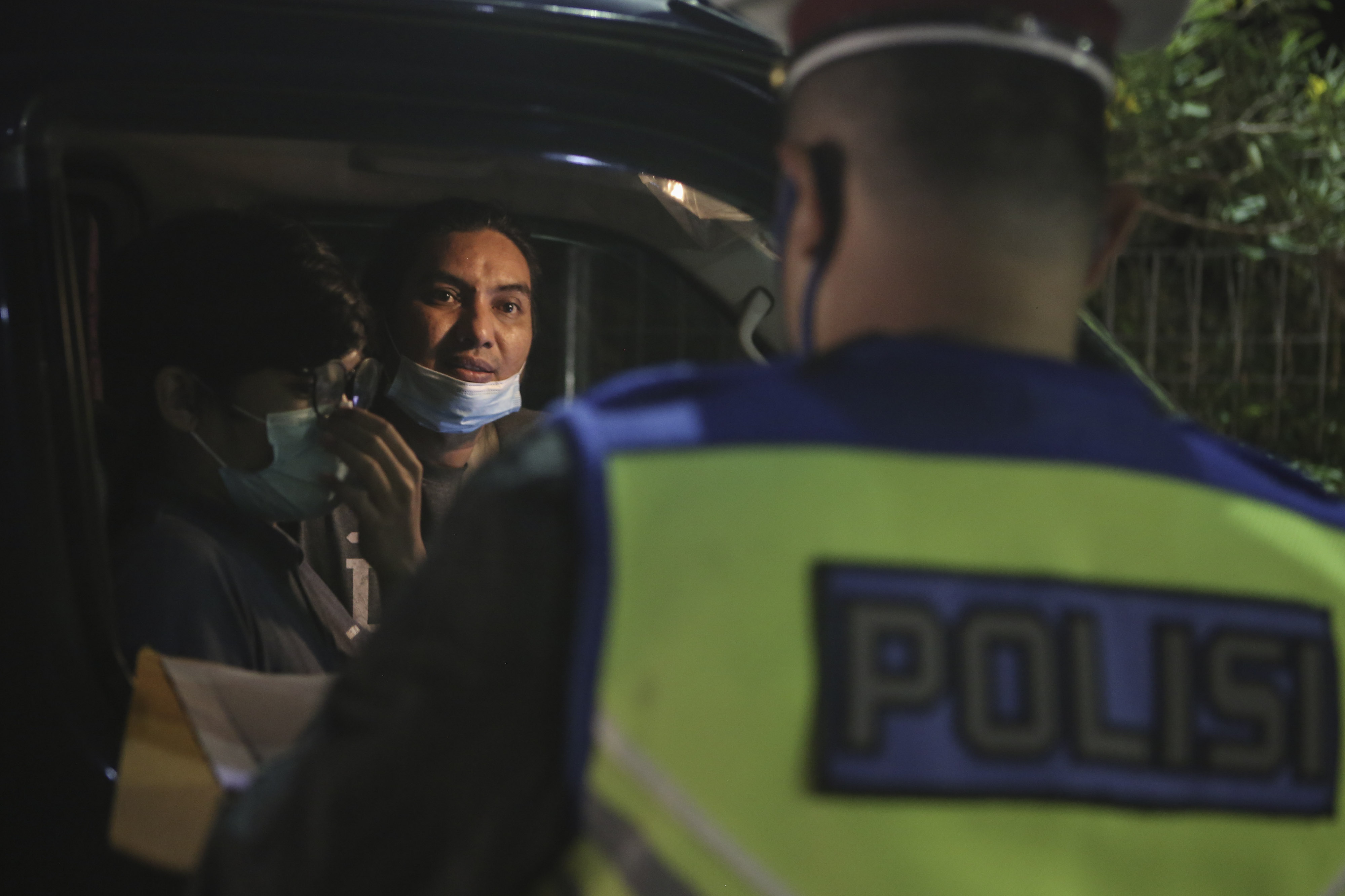 Polisi memeriksa surat-surat pengendara yang memasuki Tol Merak, Banten. Saat ini jumlah pemudik dari Banten ke Lampung ada 2.477 orang.