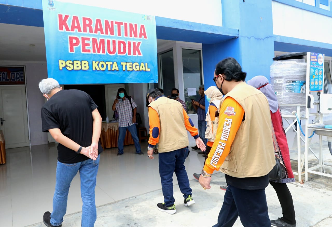Gubernur Jawa Tengah Ganjar Pranowo (kaos hitam) tengah melihat pelaksanaan PSBB di Kota Tegal, Kamis (7/5)