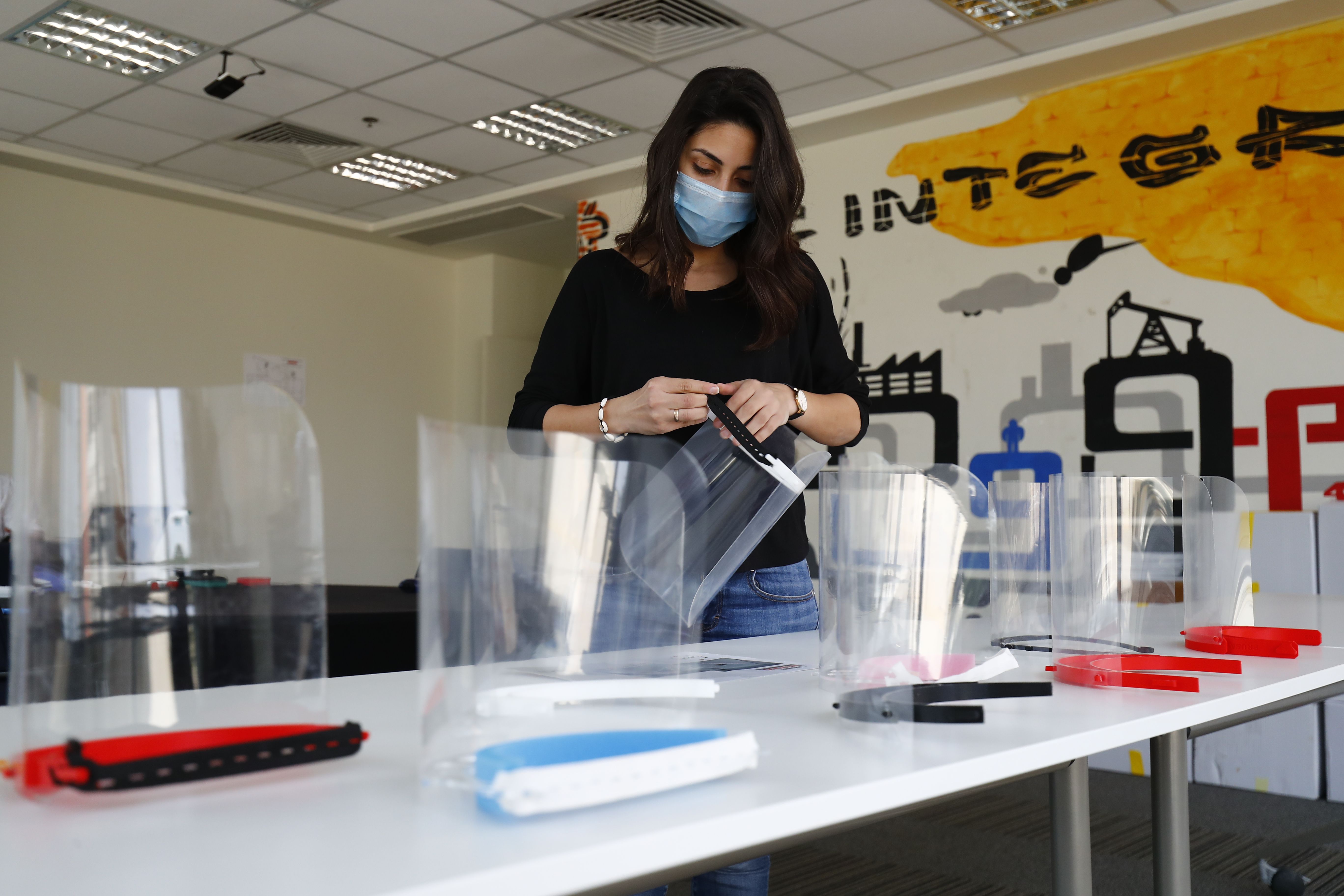 Seorang petugas membuat faceshield di Kairo, Mesir