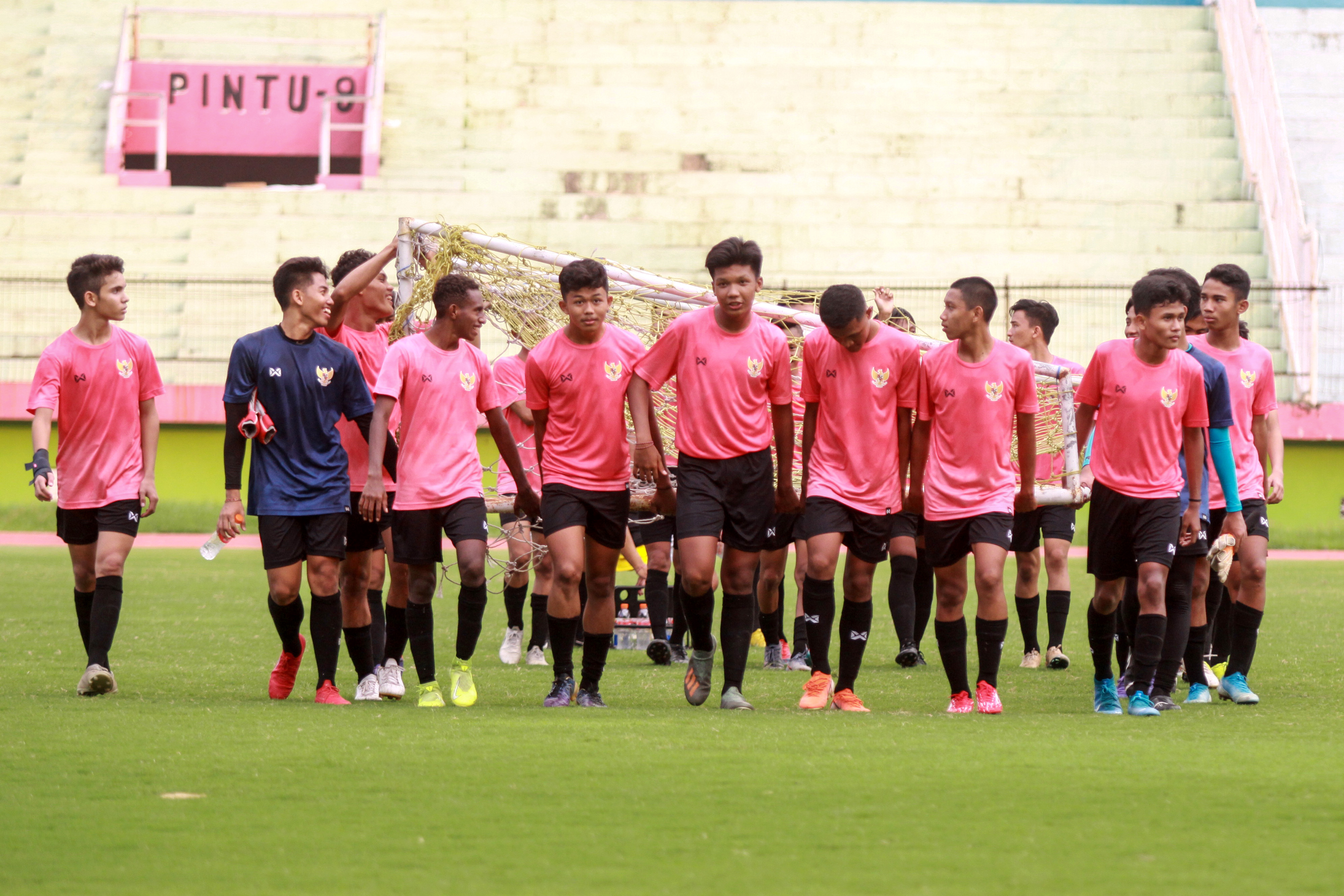  Tim Nasional Indonesia U-16 menjalani latihan di Stadion Gelora Delta Sidoarjo, Jawa Timur, Jumat (17/1) lalu/