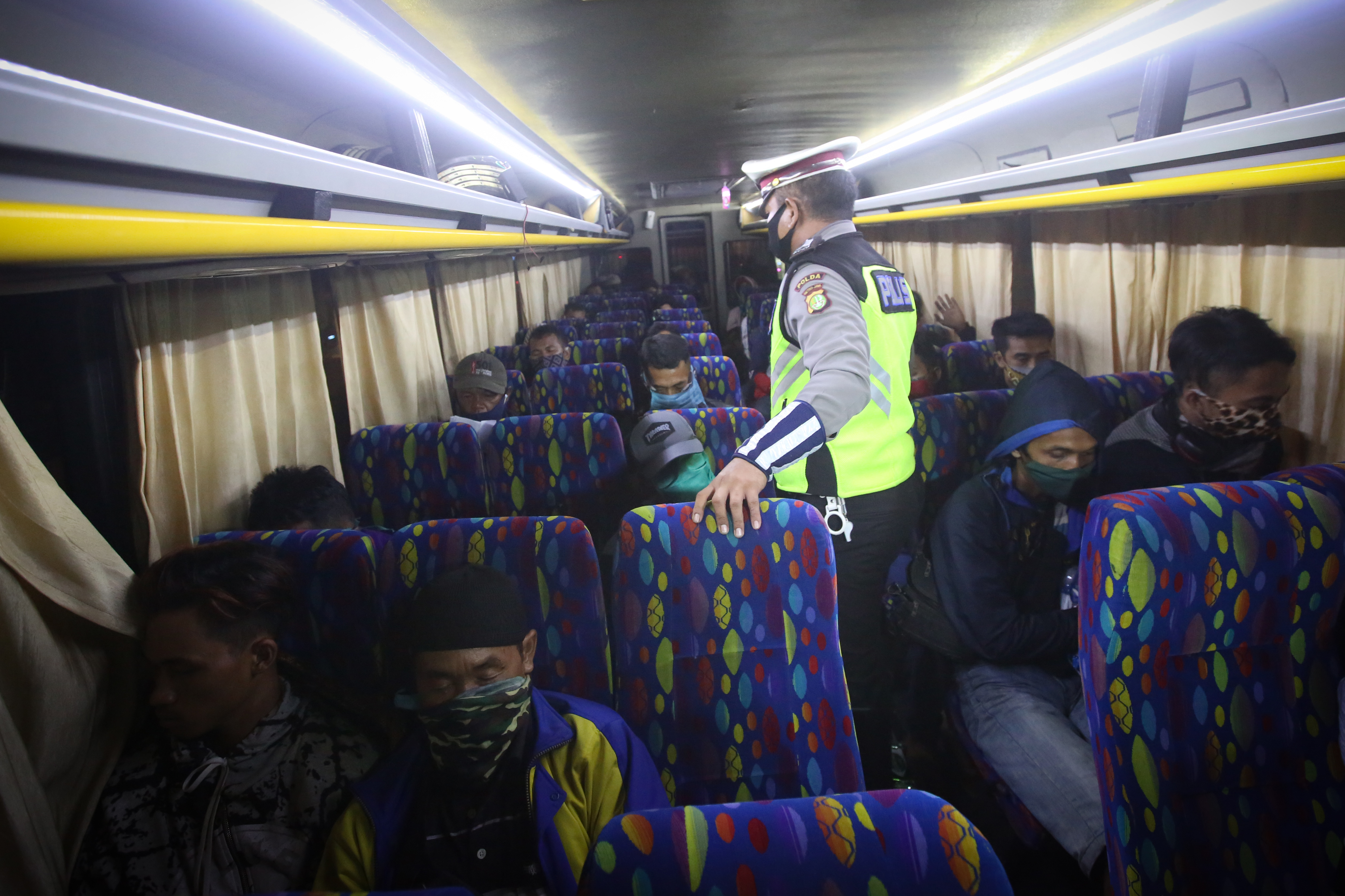 Petugas gabungan memeriksa penumpang yang hendak meninggalkan Jakarta dan tak mempedulikan larangan mudik