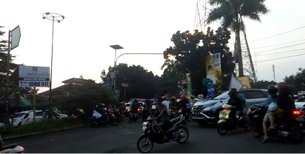 Kemacetan terjadi di Jalan Boulevard Grand Depok City, Selasa (19/5/2020). Pengendara motor bahkan terlihat tidak memakai masker.