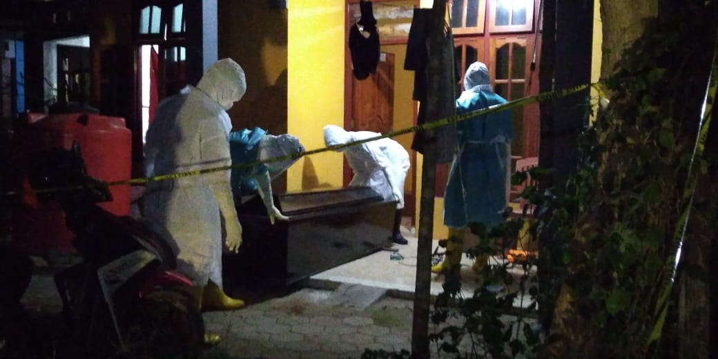 Evakuasi jenazah seorang pekerja dari kamar kos di Desa Batu Cermin, Manggarai Barat