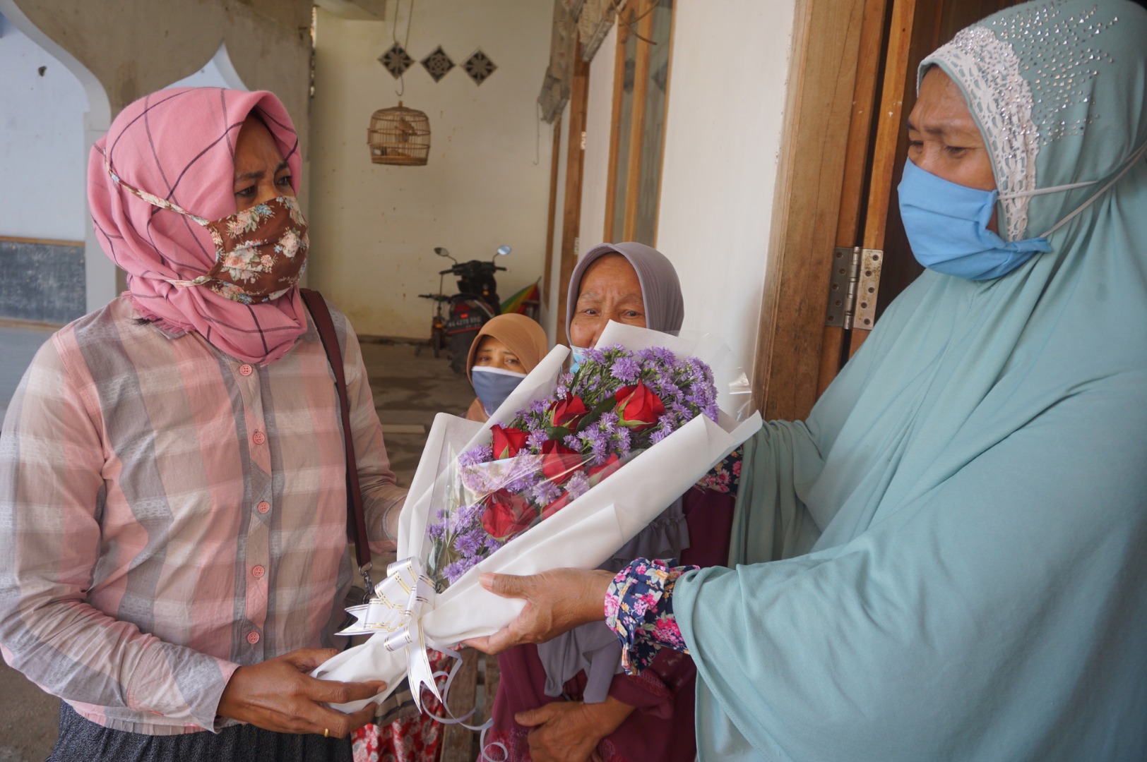 Pasien covid-19 sembuh menerima seikat bunga dari pewakilan warga