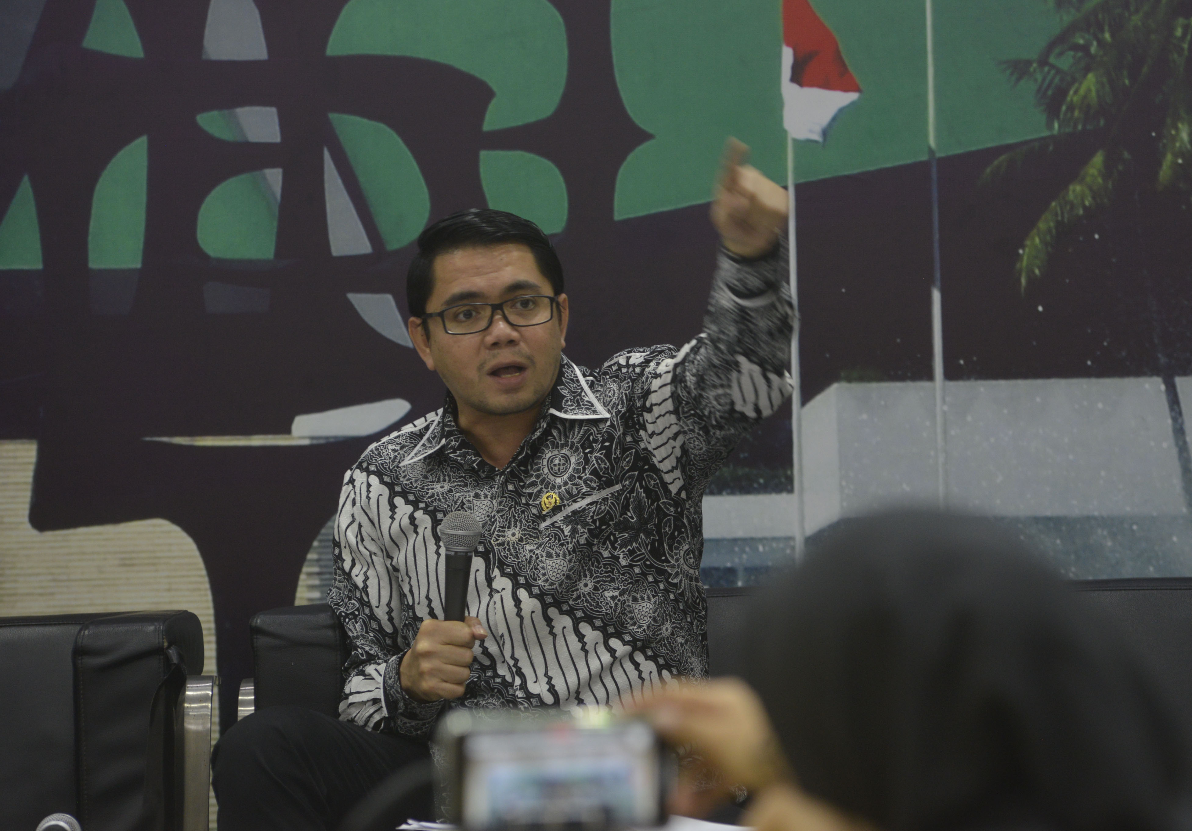 Juru Bicara Komisi III DPR Arteria Dahlan (kanan) menyampaikan temuan dari Komisi III DPR-RI tekait kasus penyelundupan 27 Kontainer Textile