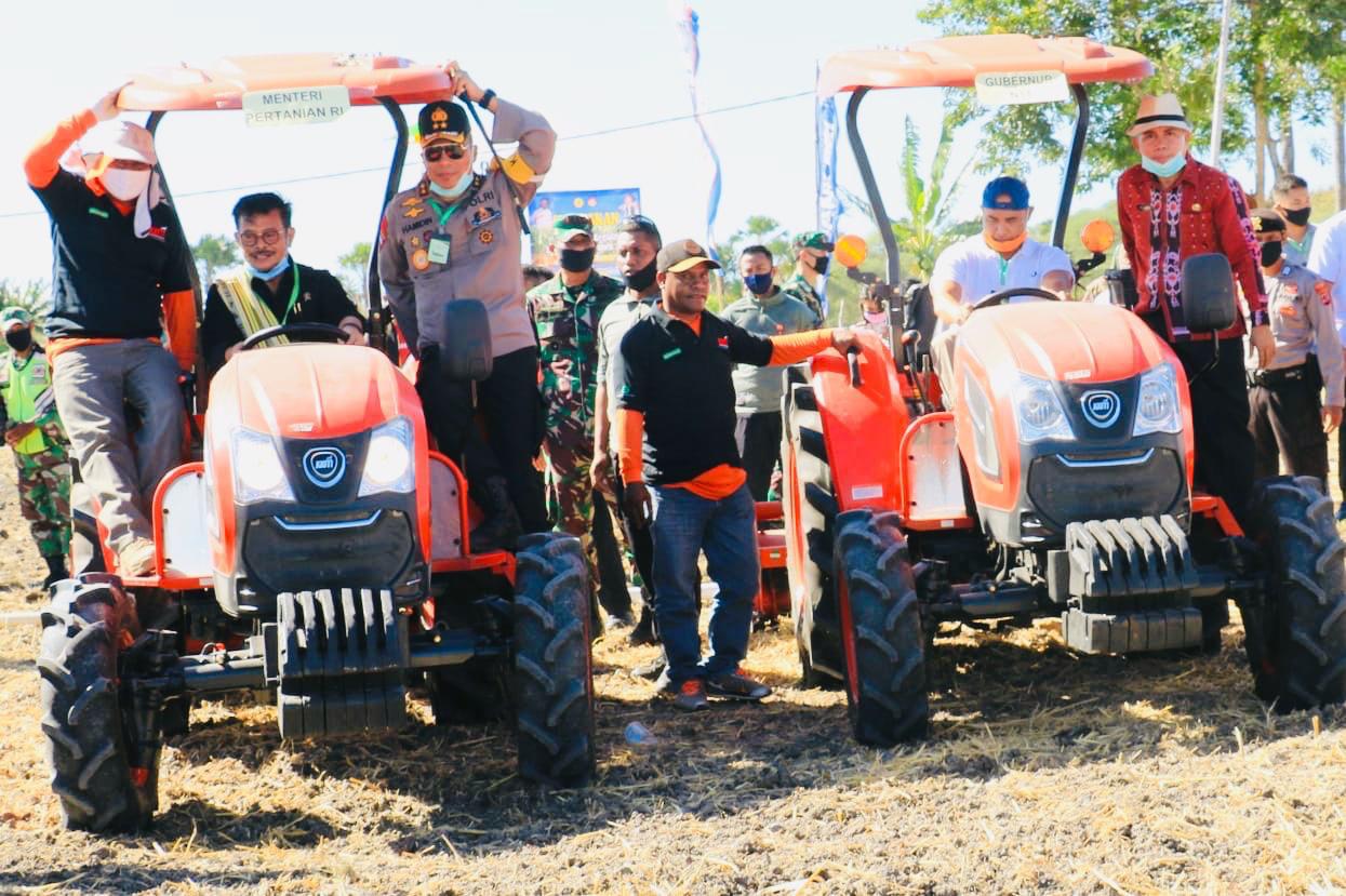 Mentan Syahrul (di atas traktor di kiri) dan Gubernur NTT Victor Laiskodat menaiki traktor pembajak.