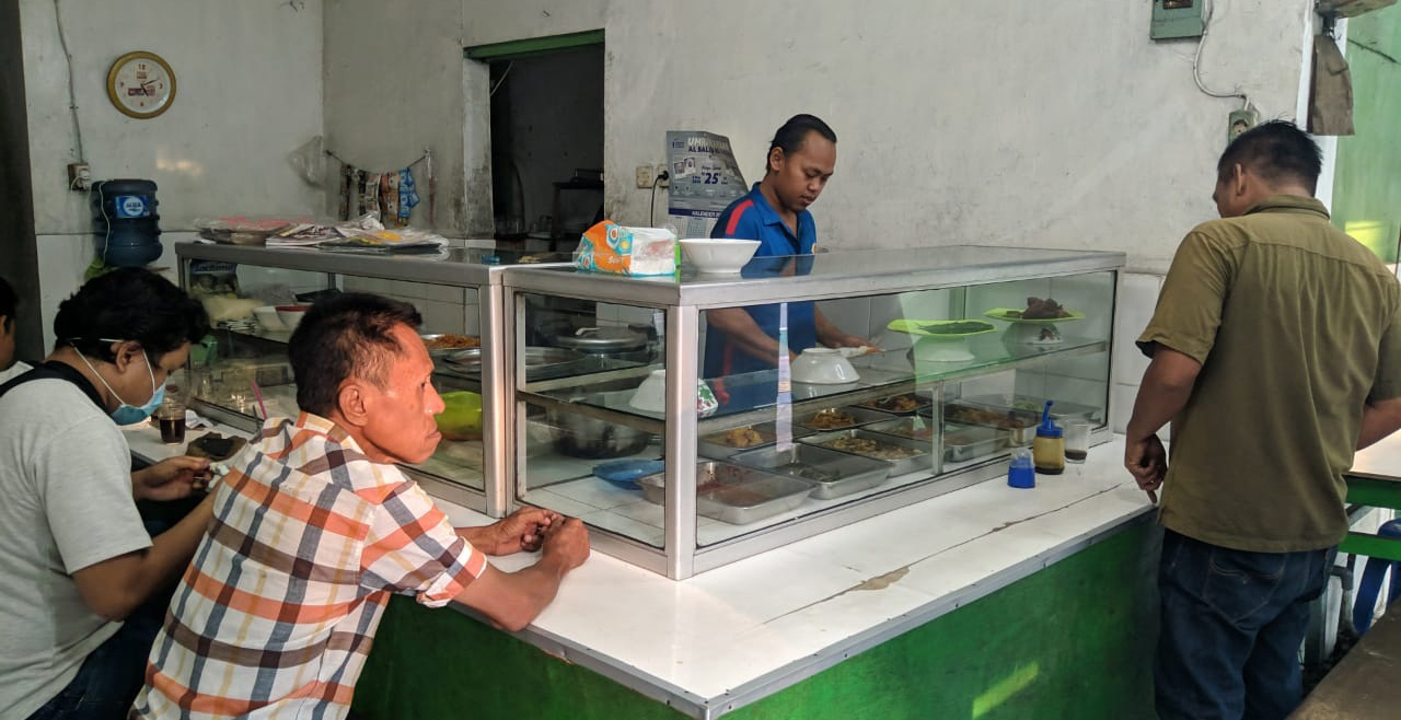  Pelayan menyiapkan menu makan siang di Warung Tegal (Warteg) Putra Bahari di Jatinegara Barat, Jakarta