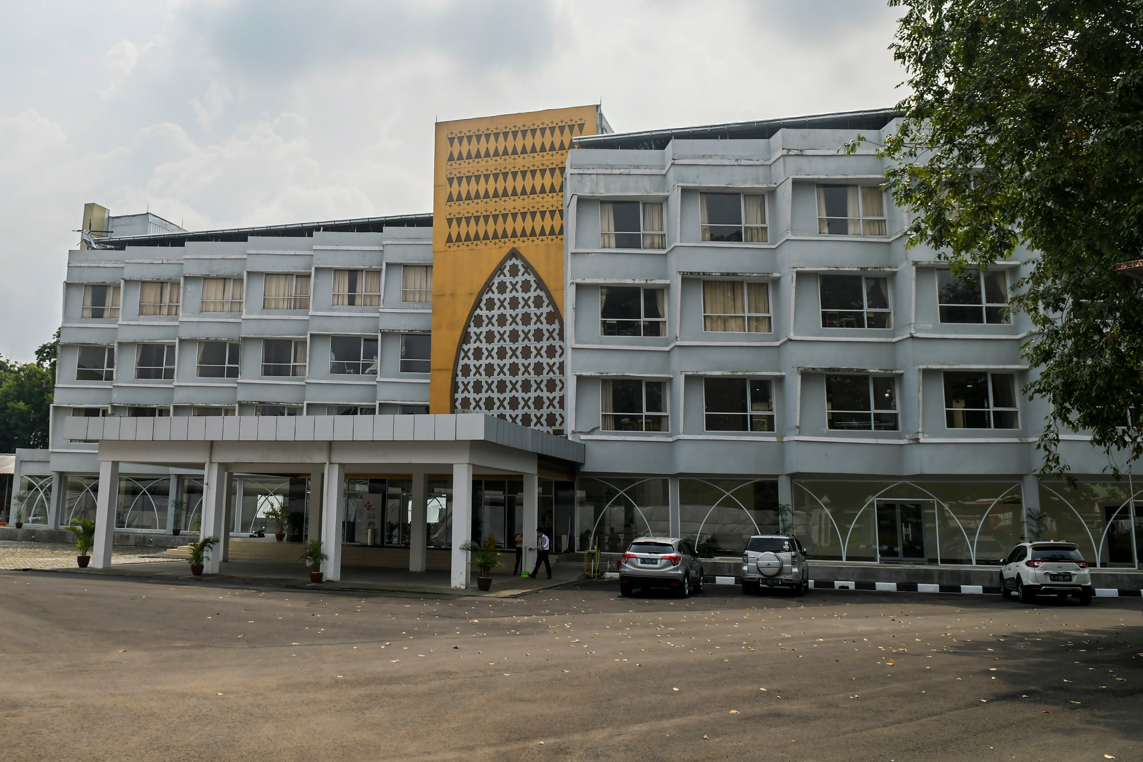 Rumah Sakit Haji Pondok Gede di Jakarta untuk isolasi para pekerja migran, pelajar, dan jemaah tabligh akbar yang pulang dari luar negeri.