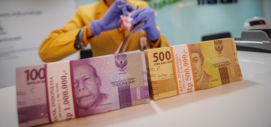 Uang di salah satu bank di Braga, Jawa Barat, Senin (18/5/2020).