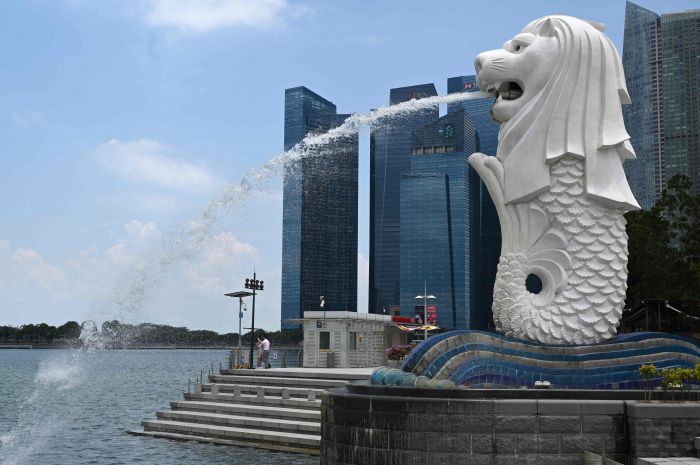 Patung Merlion yang sepi pengunjung akibat pandemi covid-19.