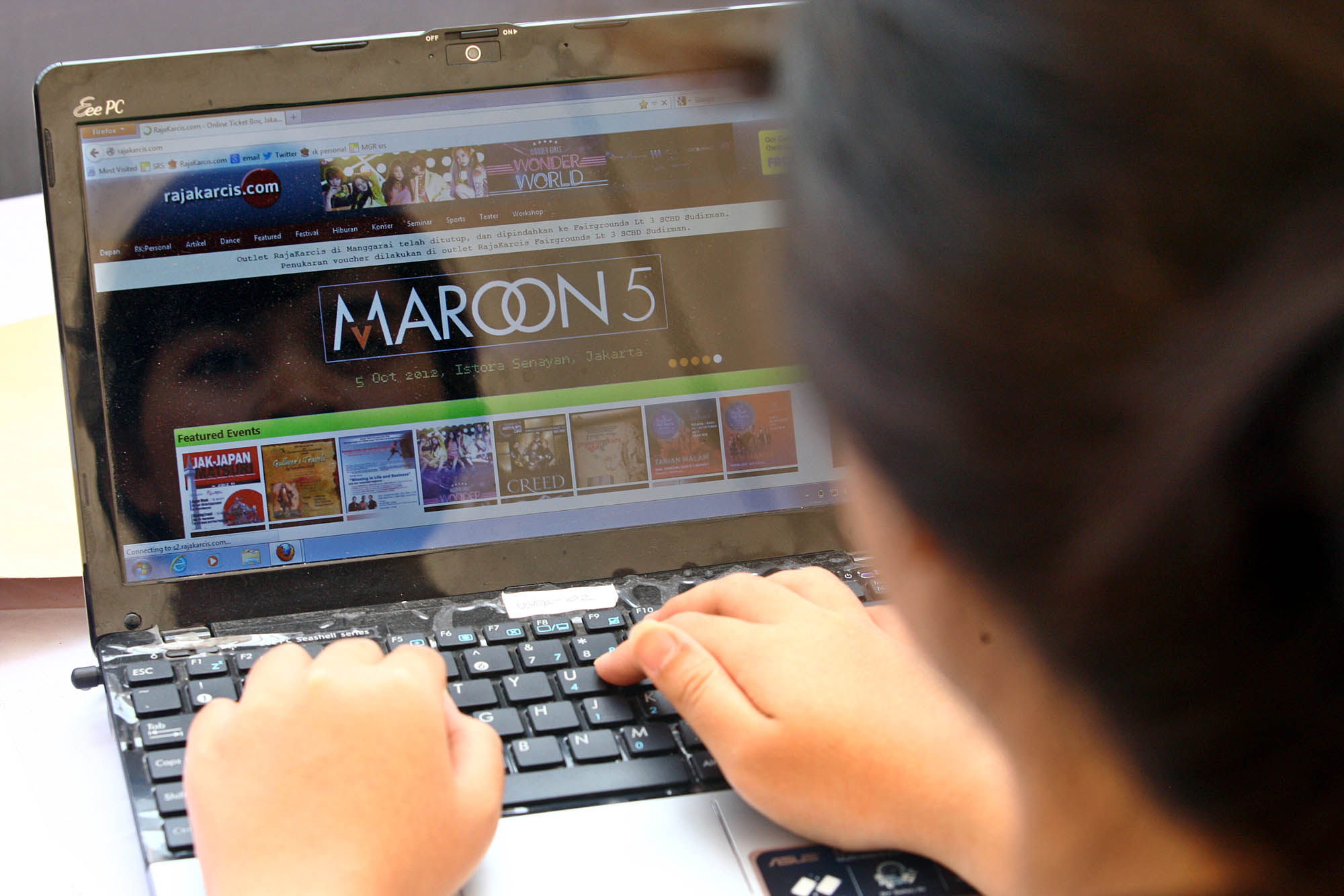 Menonton konser streaming