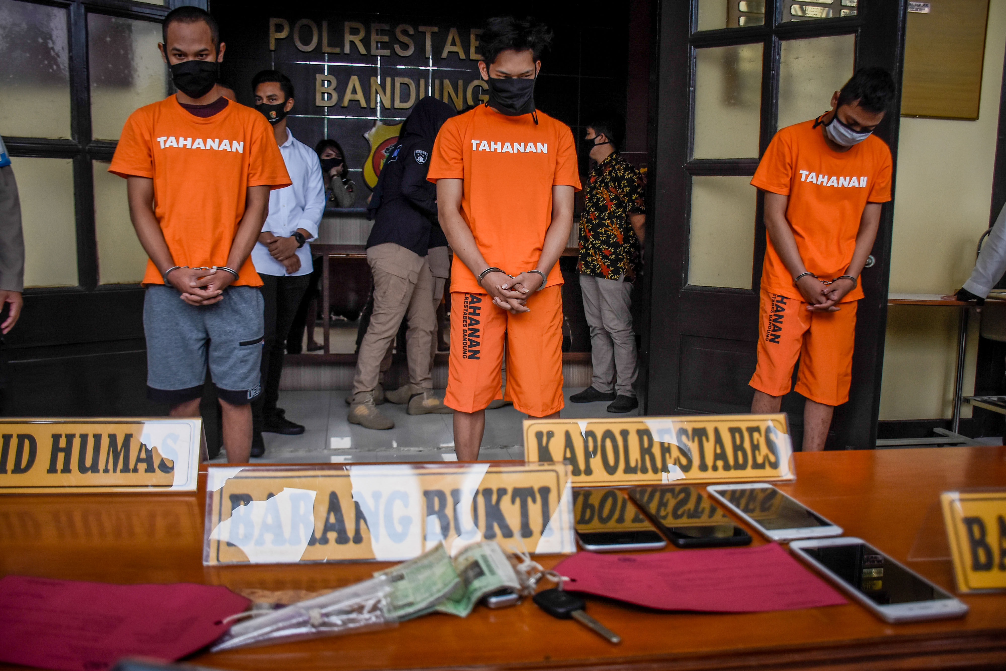 Tersangka kasus prank bantuan sosial berisi sampah dan batu kepada transgender.