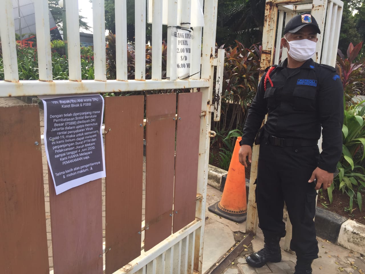 Seorang penjaga memperlihatkan pengumuman penutupan TPU Karet Bivak hingga 4 Juni mendatang.