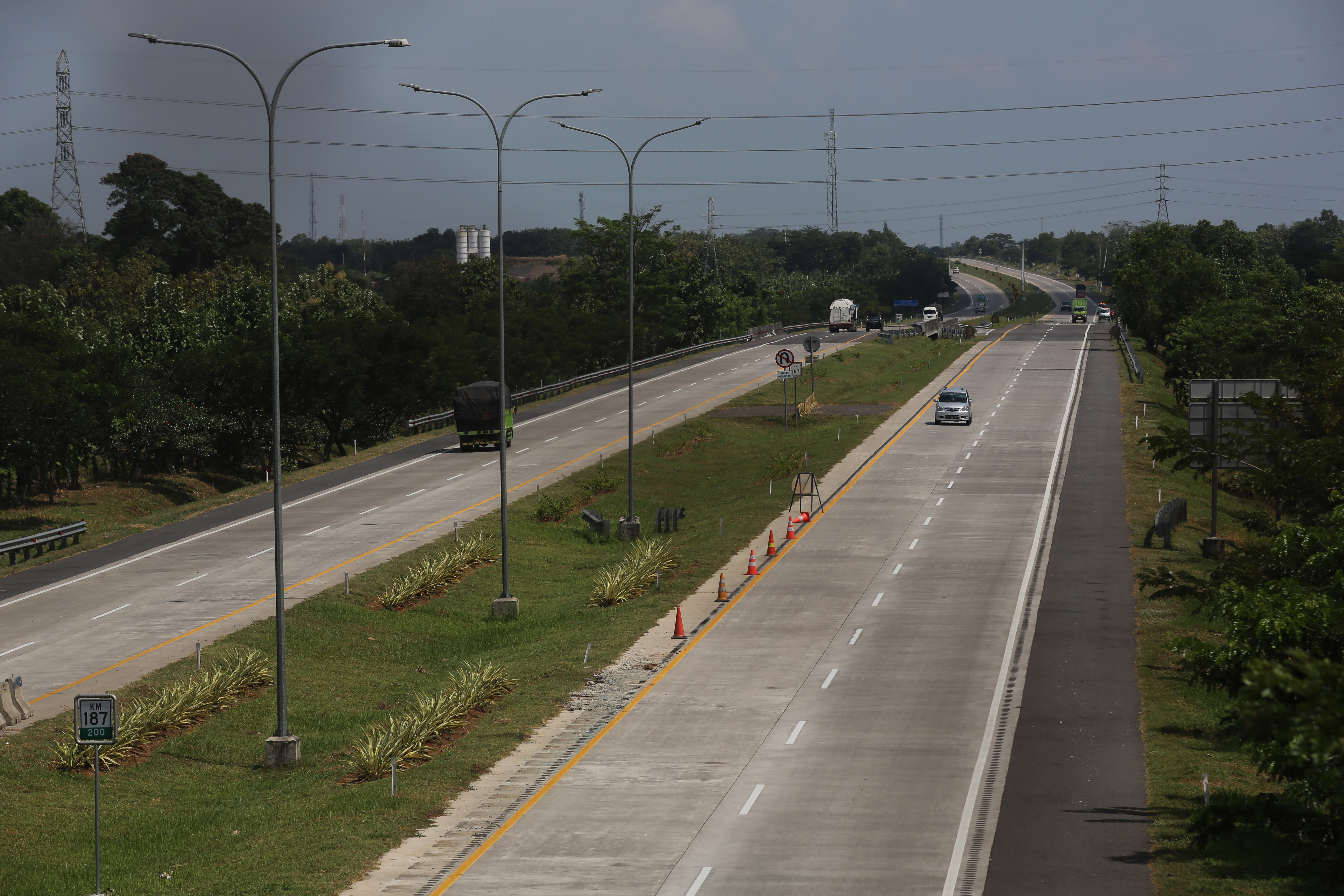 Suasana sepi di jalan tol Cipali, Palimanan, Cirebon, Jawa Barat, Rabu (20/5).