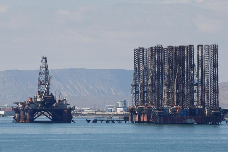 Menara pengeboran minyak lepas pantai di Azerbaijan.