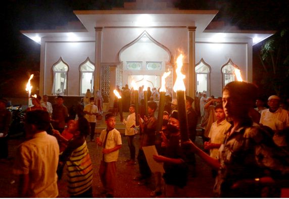 Ilustrasi:  Warga membawa obor sambil zikir dan berdoa di Desa Gla Meunasah Baro, Aceh Besar, Aceh, Sabtu (28/3/2020) malam.