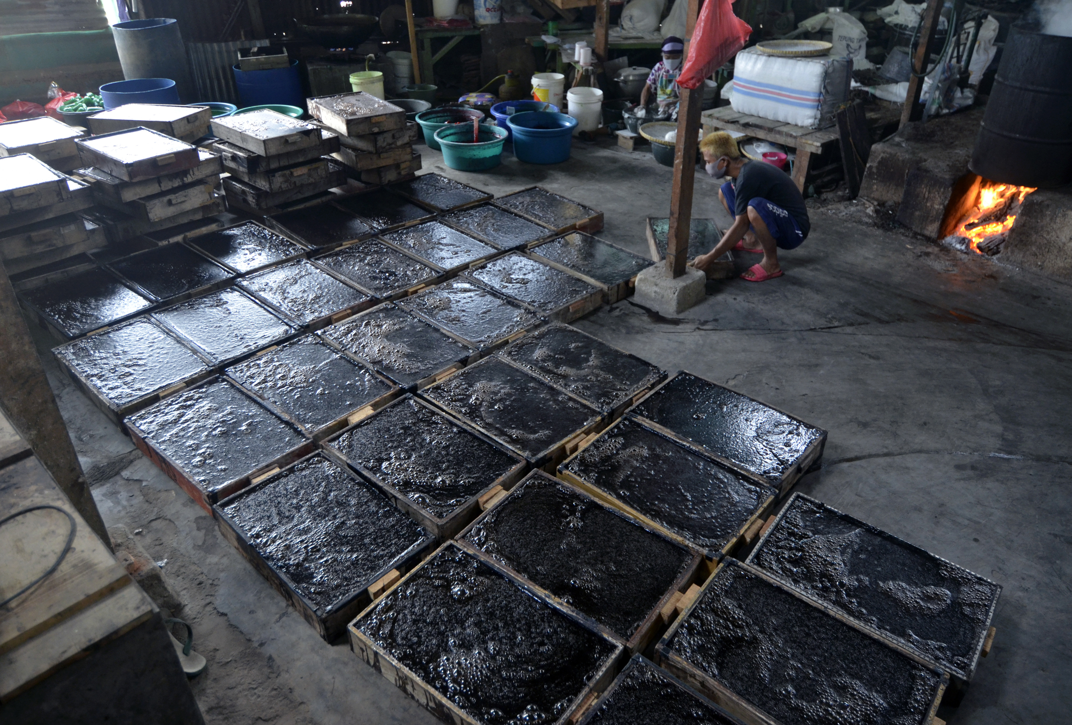 Pekerja menata cincau hitam di sebuah industri rumahan di Bandar Lampung, Lampung, Senin (2/4). 