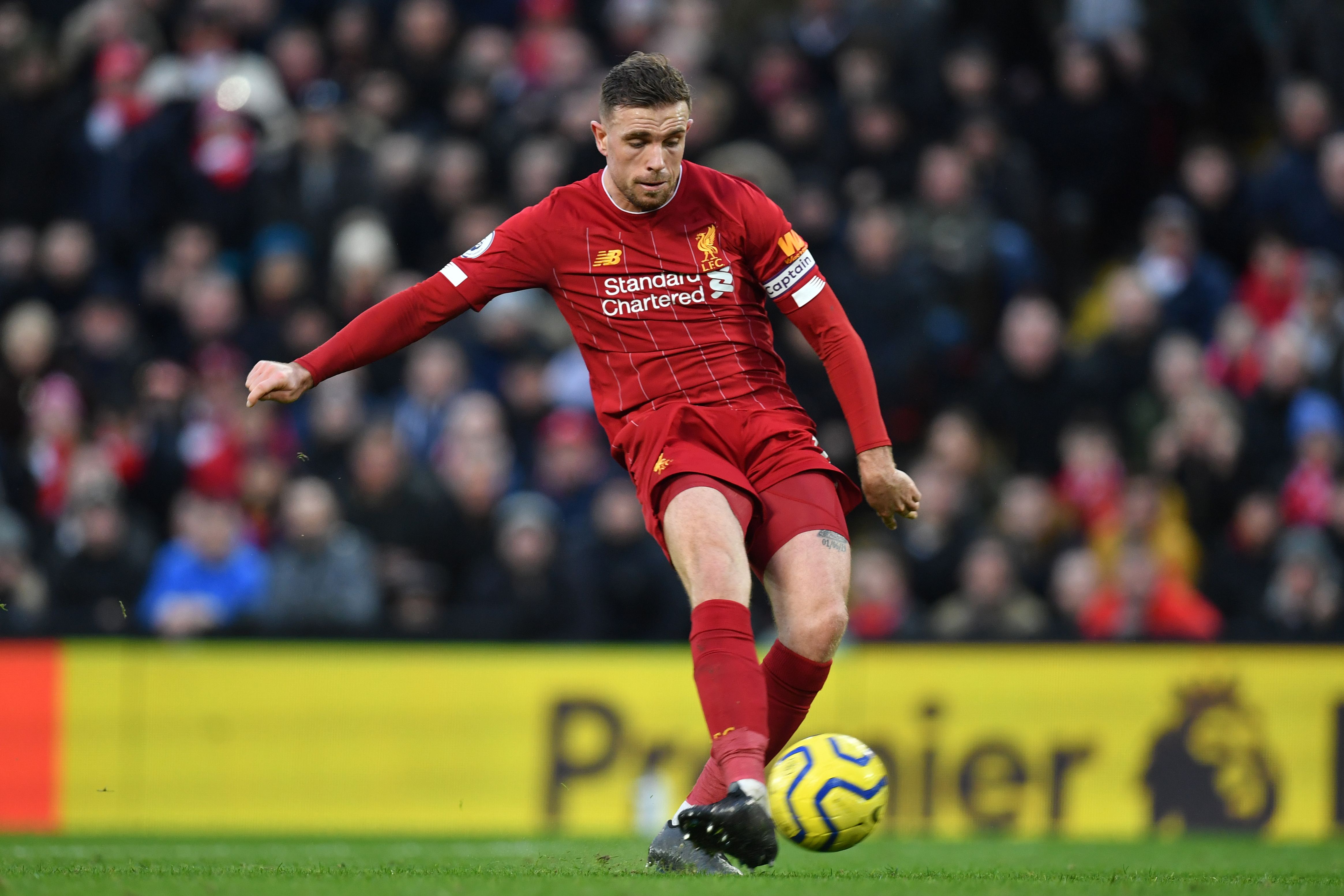 Jordan Henderson saat membela timnya melawan Southampton di Anfield, Liverpool (1/2/2020)