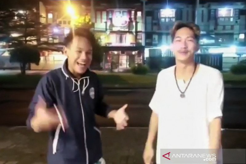 Tangkapan layar pelaku kasus 'prank'bantuan sosial berisi sampah, Ferdian Paleka bersama rekannya. 