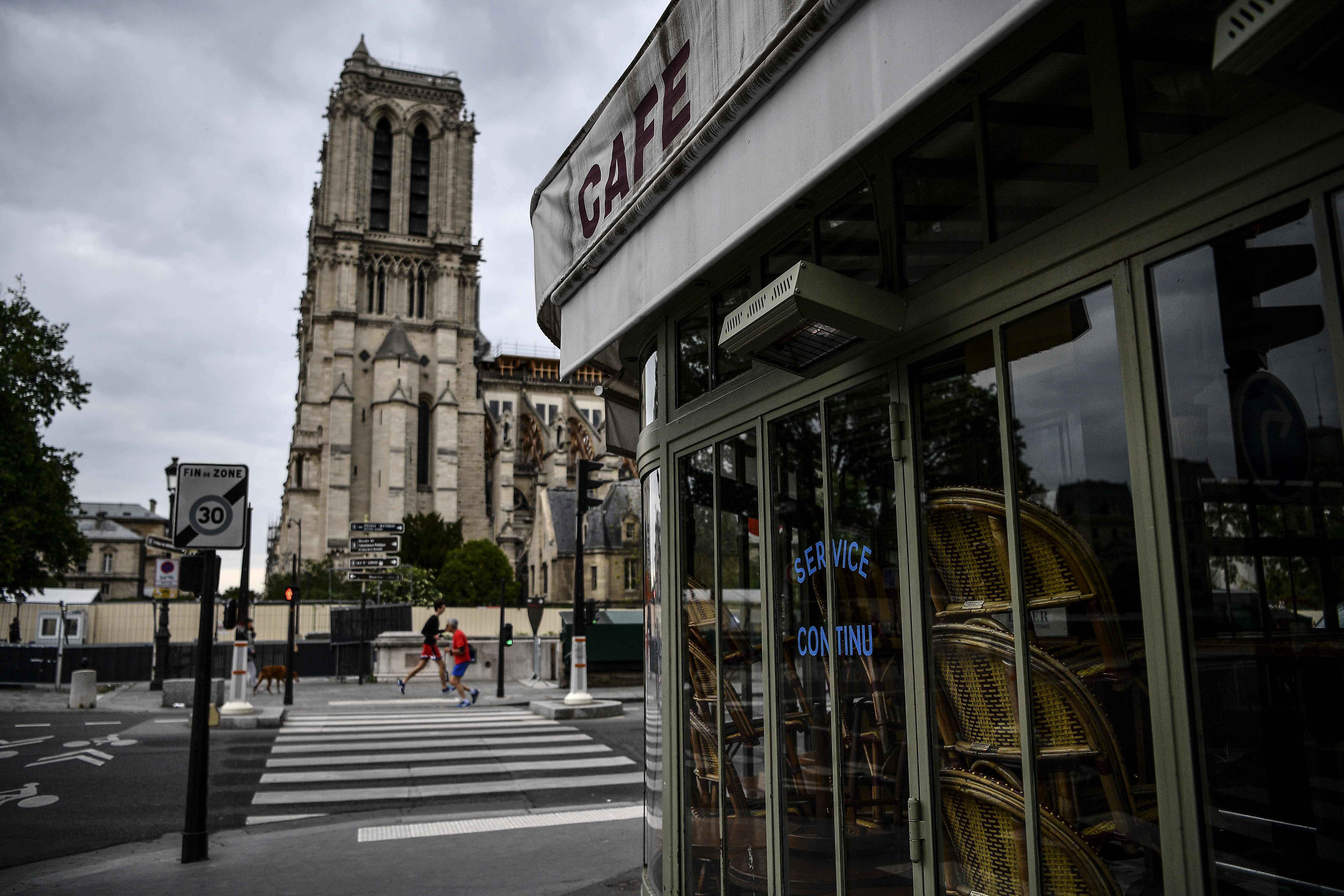 Suasana di depan Katedral Notre-Dame, Paris, Prancis Senin (4/5) yang sepi setelah diterapkannya kebijakan lockdown oleh pemerintah.