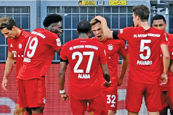 Pemain gelandang Joshua Kimmich (tengah) menjadi pembeda dengan mencetak gol dan merayakan bersama rekan setimnya