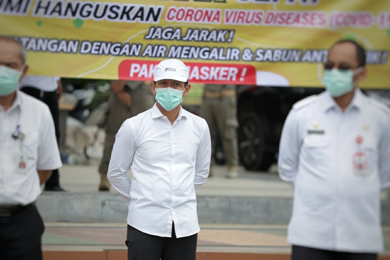Wakil Ketua Harian Gugus Tugas Percepatan Penanganan Virus Korona Kalsel, Hanif Faisol Nurofiq (tengah)