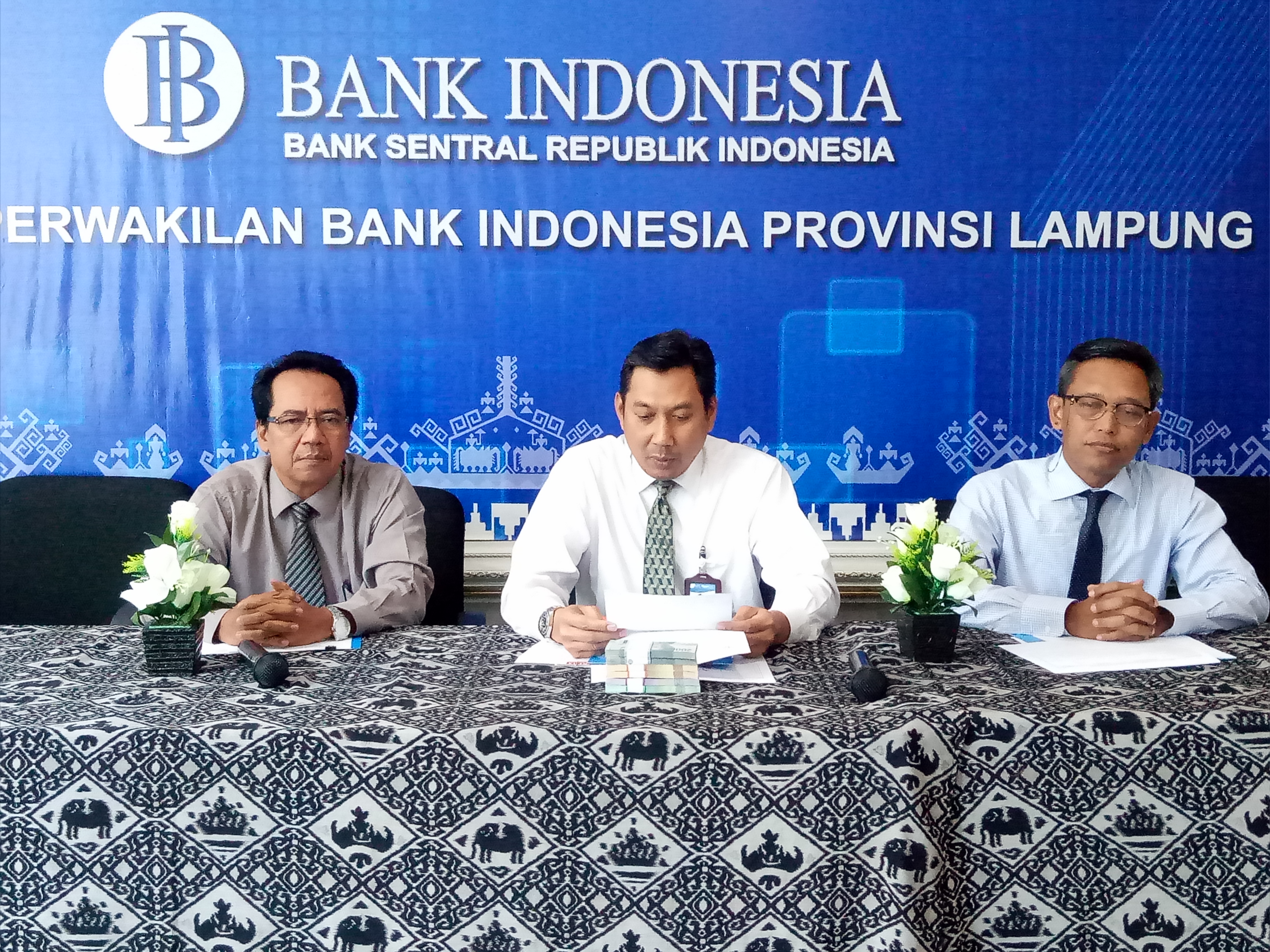 Kepala Kantor Perwakilan BI Provinsi Lampung Budiharto Setyawan (tengah).