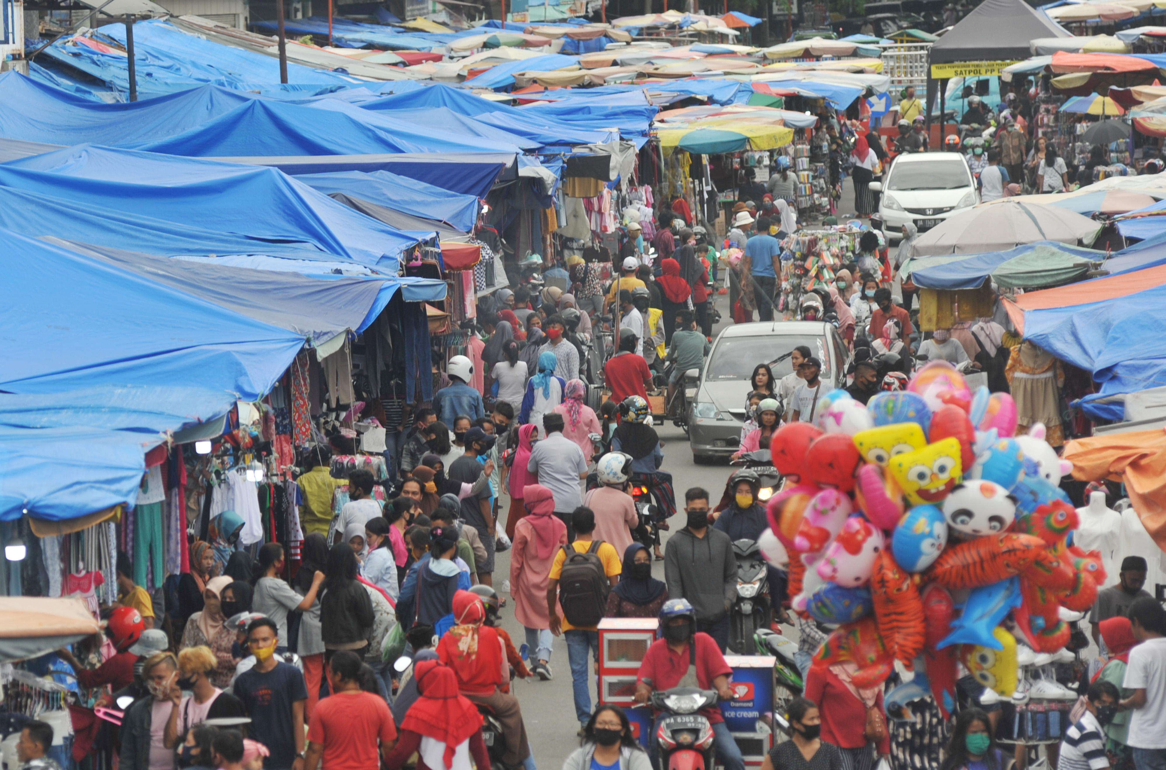 Warga memadati Pasar Raya di Padang, Sumatra Barat, Sabtu (23/5).