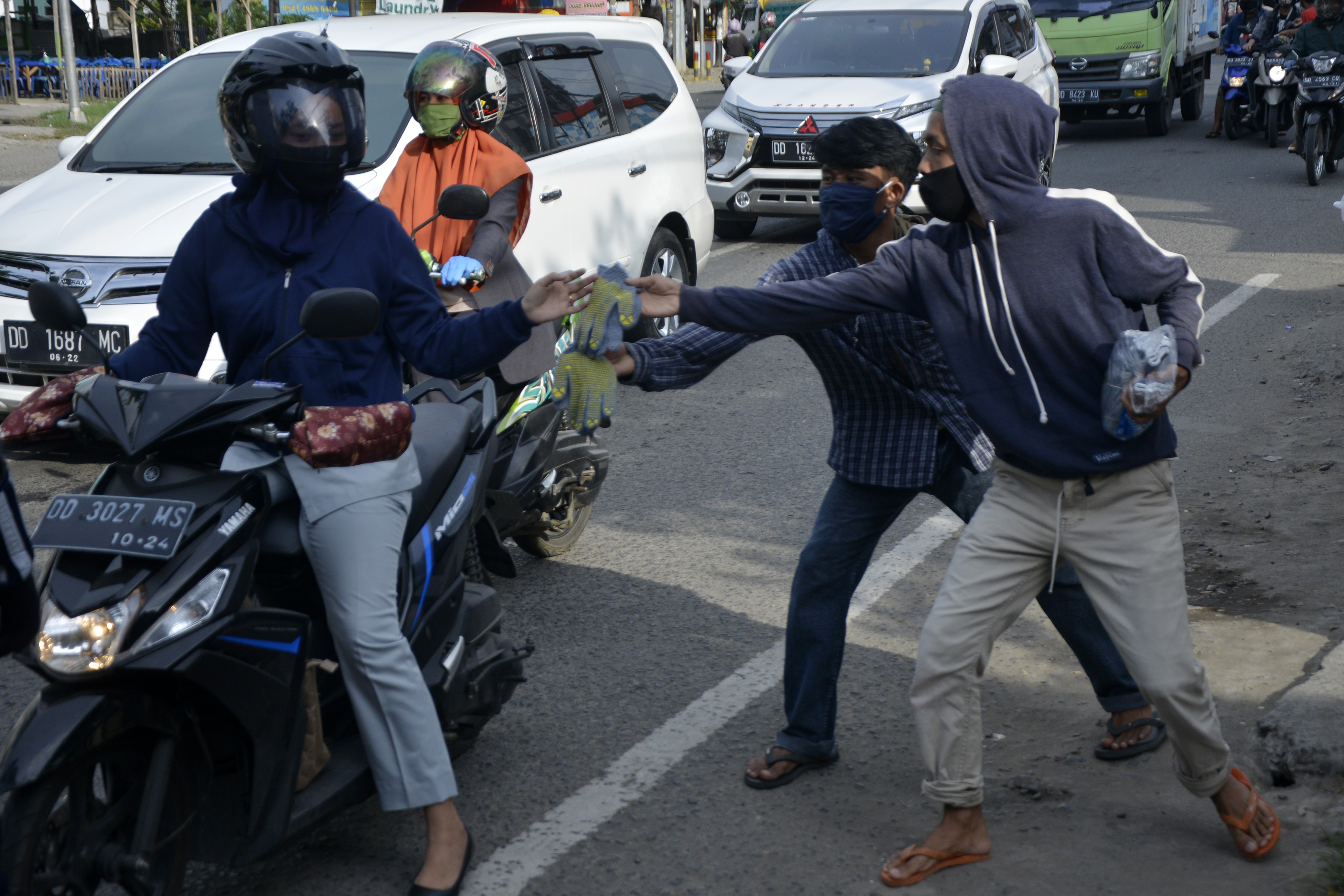 Pelanggaran PSBB Didominasi Tidak Pakai Sarung Tangan
