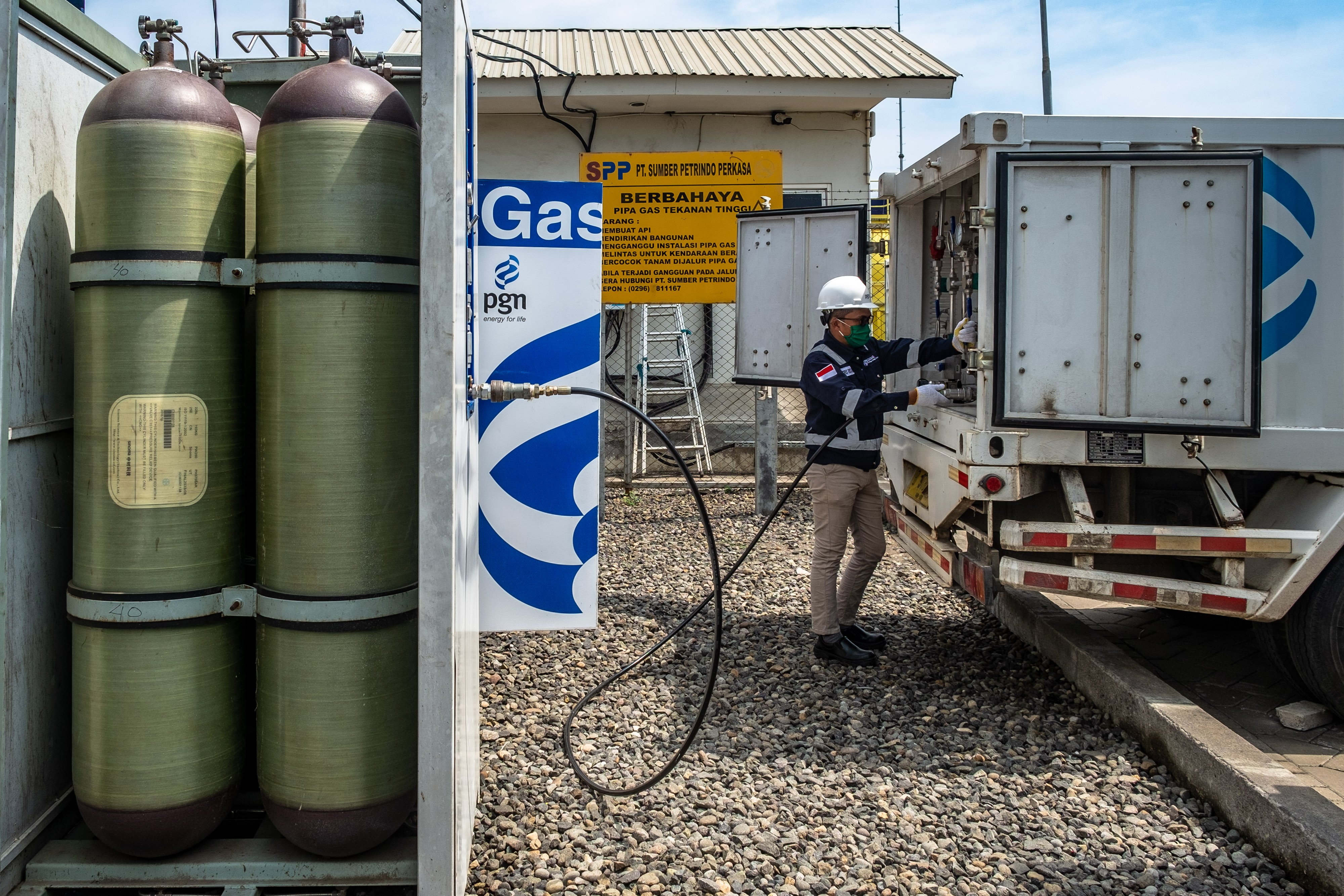 Petugas PT PGN, Tbk menyalurkan gas bumi dalam bentuk 