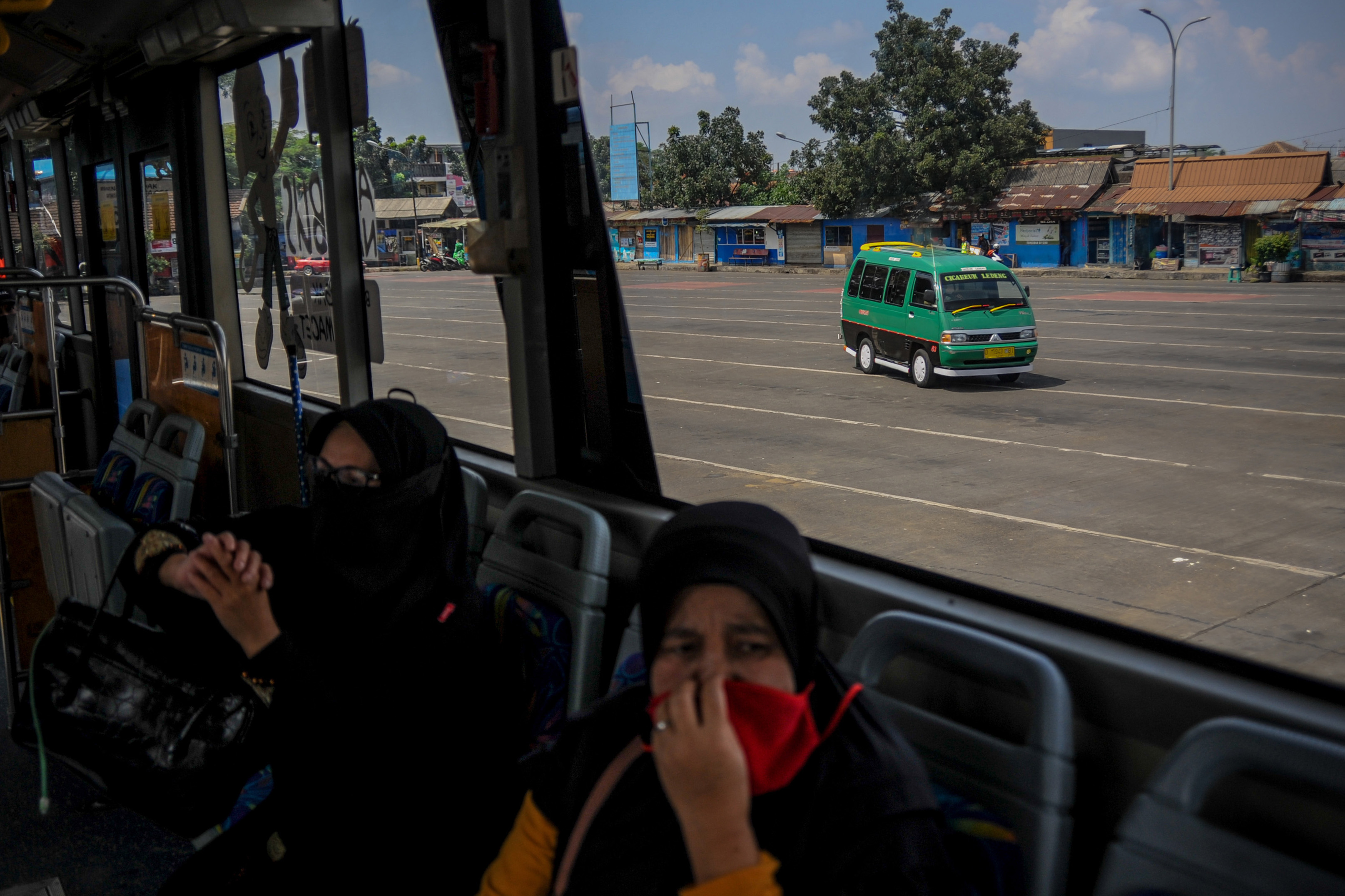 Penumpang bus di Terminal Cicaheum, Bandung, Jawa Barat, Selasa (12/5). 