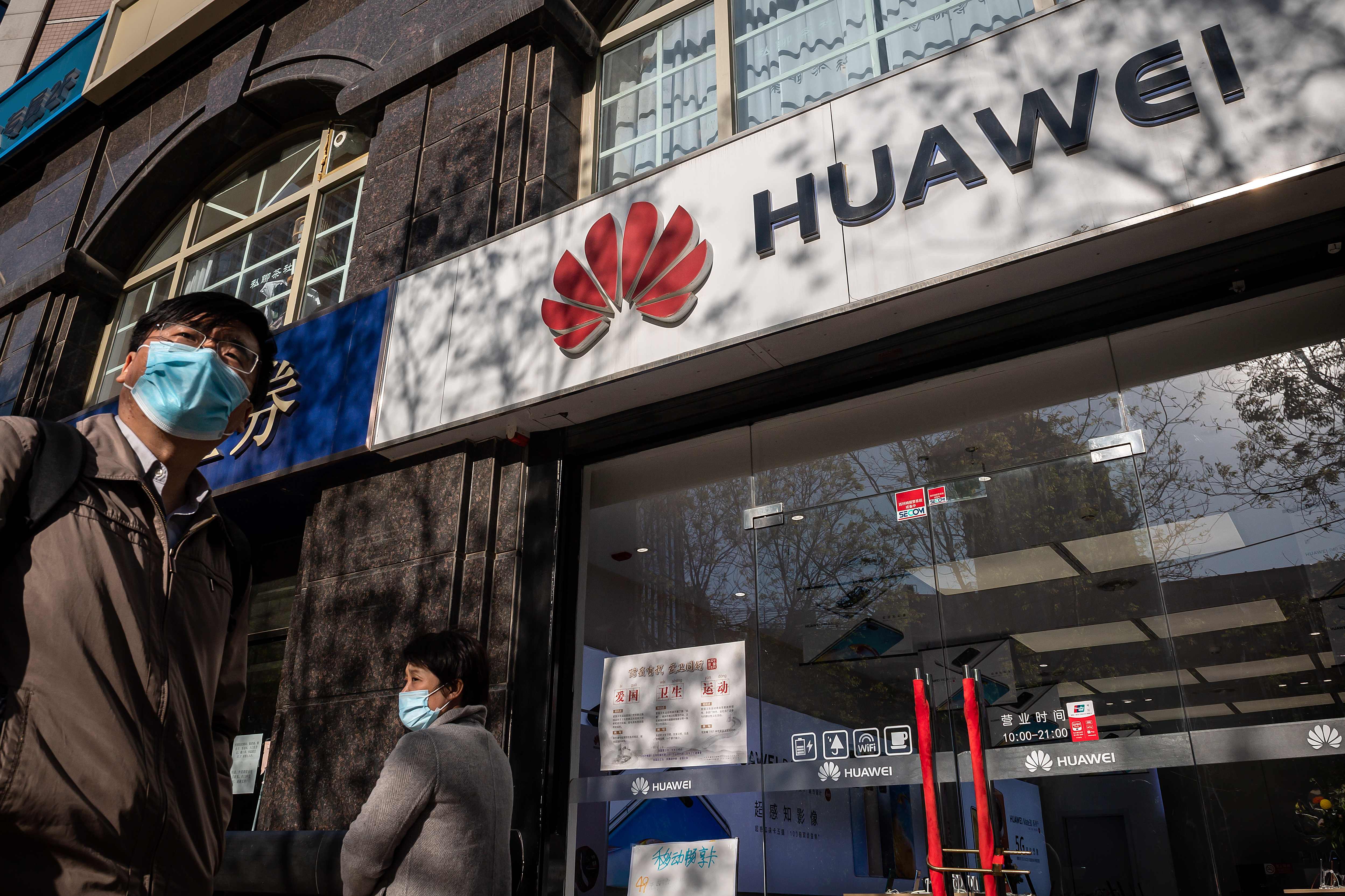 Pejalan kaki di depan kantor Huawei Beijing, Tiongkok. Saat ini Huawei mengembangkan teknologi 5G untuk swakemudi mobil.