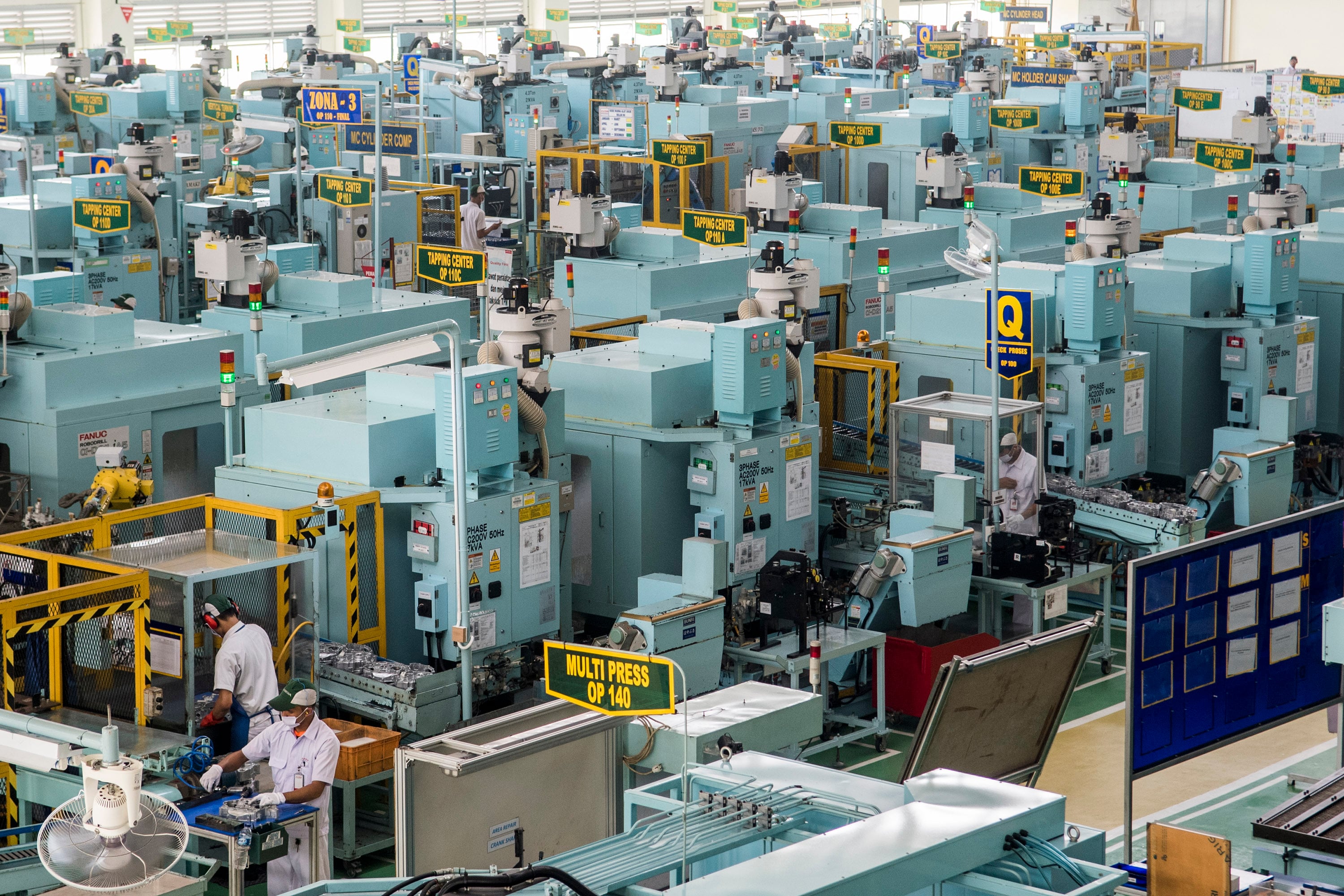 Aktivitas perakitan unit mesin sepeda motor di pabrik AHM, Karawang, Jawa Barat.